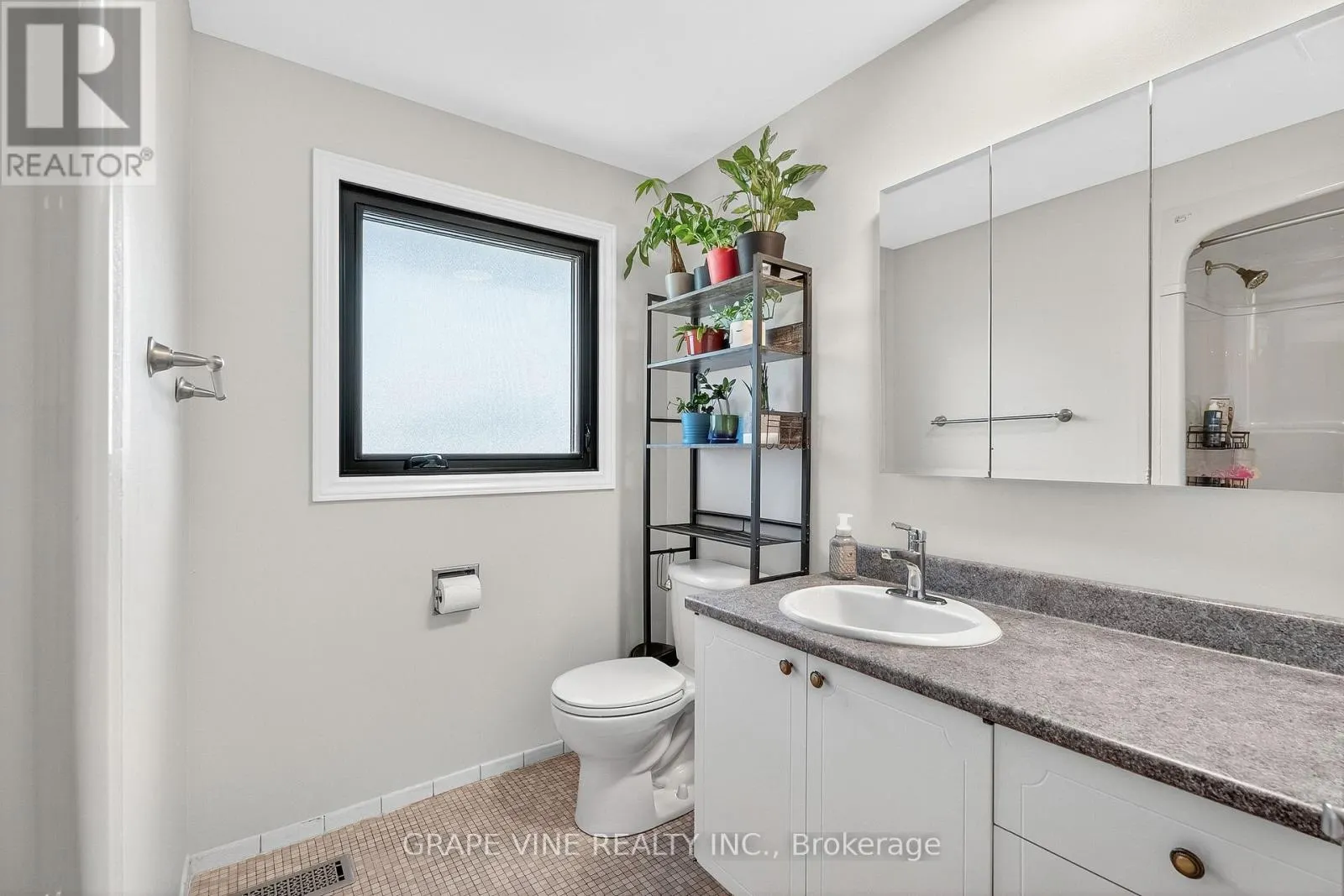 2405 DWIGHT CRESCENT
