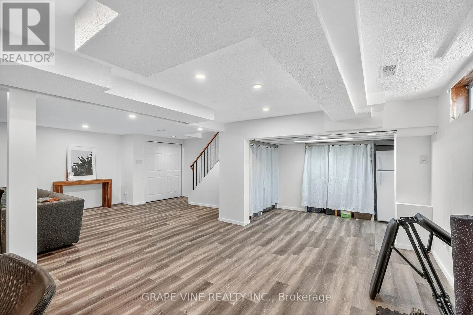 2405 DWIGHT CRESCENT