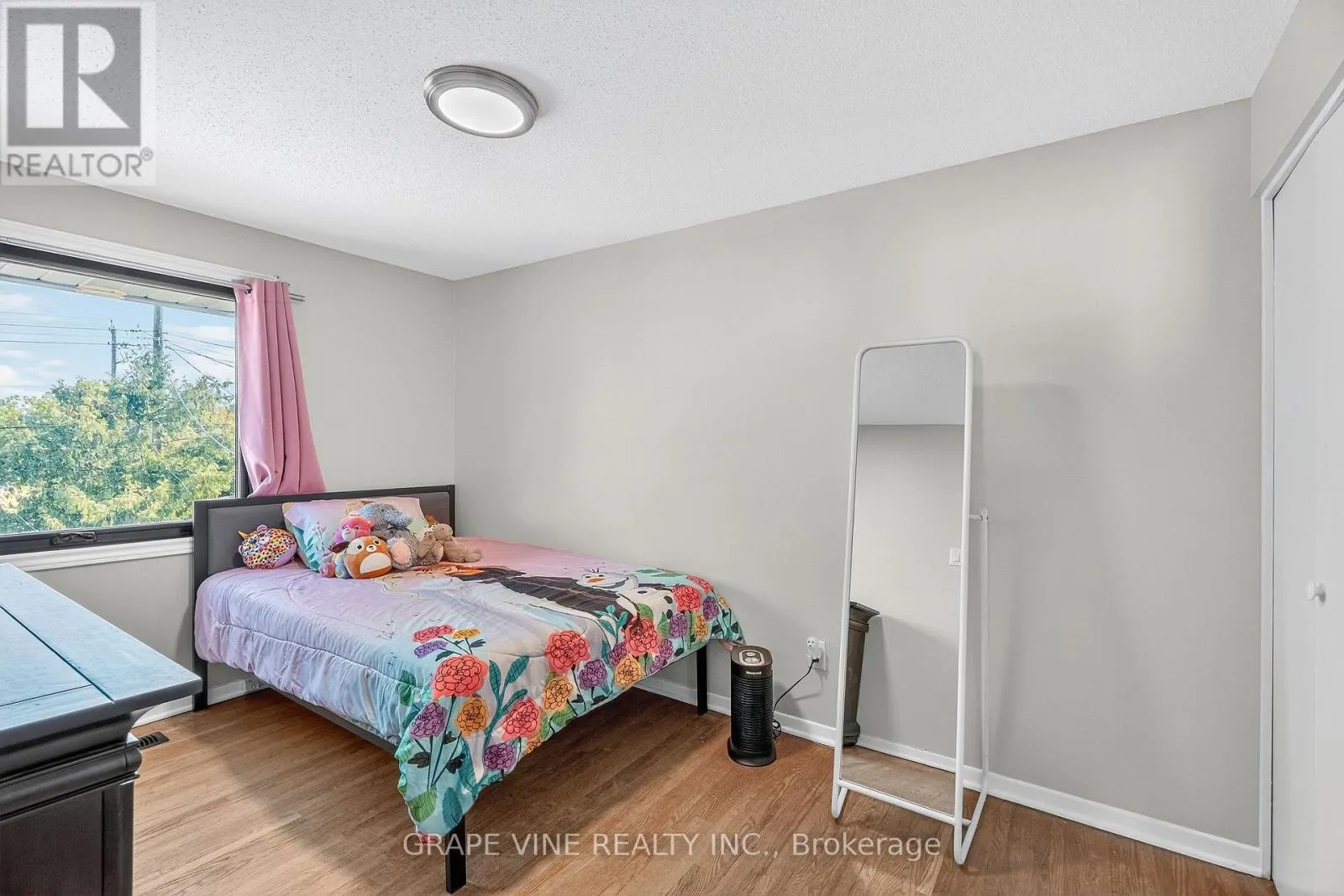 2405 DWIGHT CRESCENT