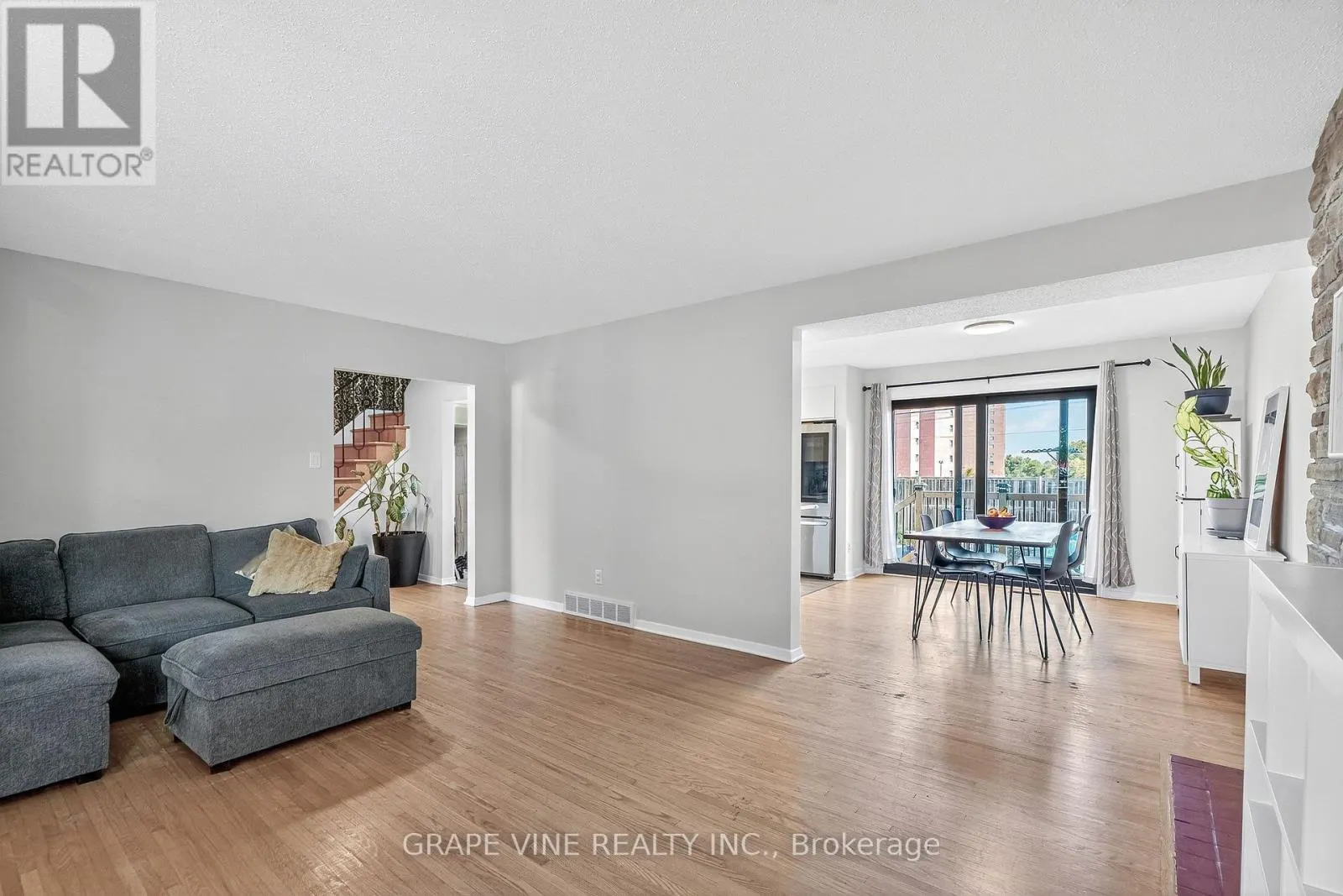 2405 DWIGHT CRESCENT