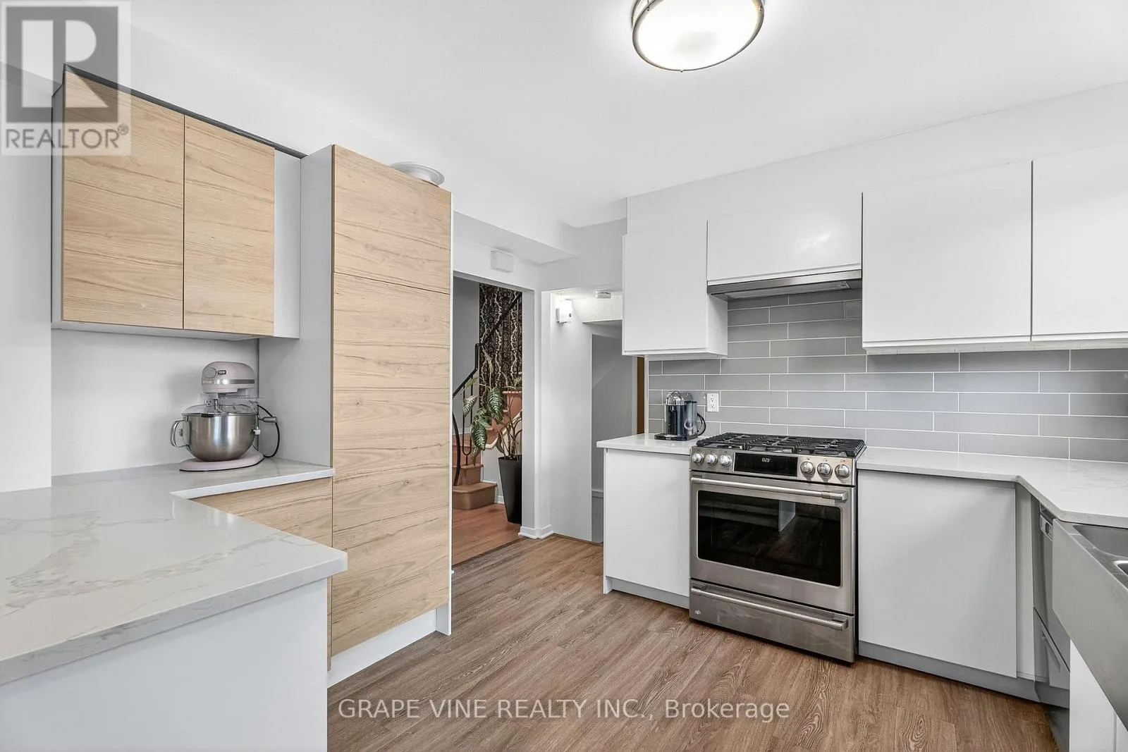 2405 DWIGHT CRESCENT