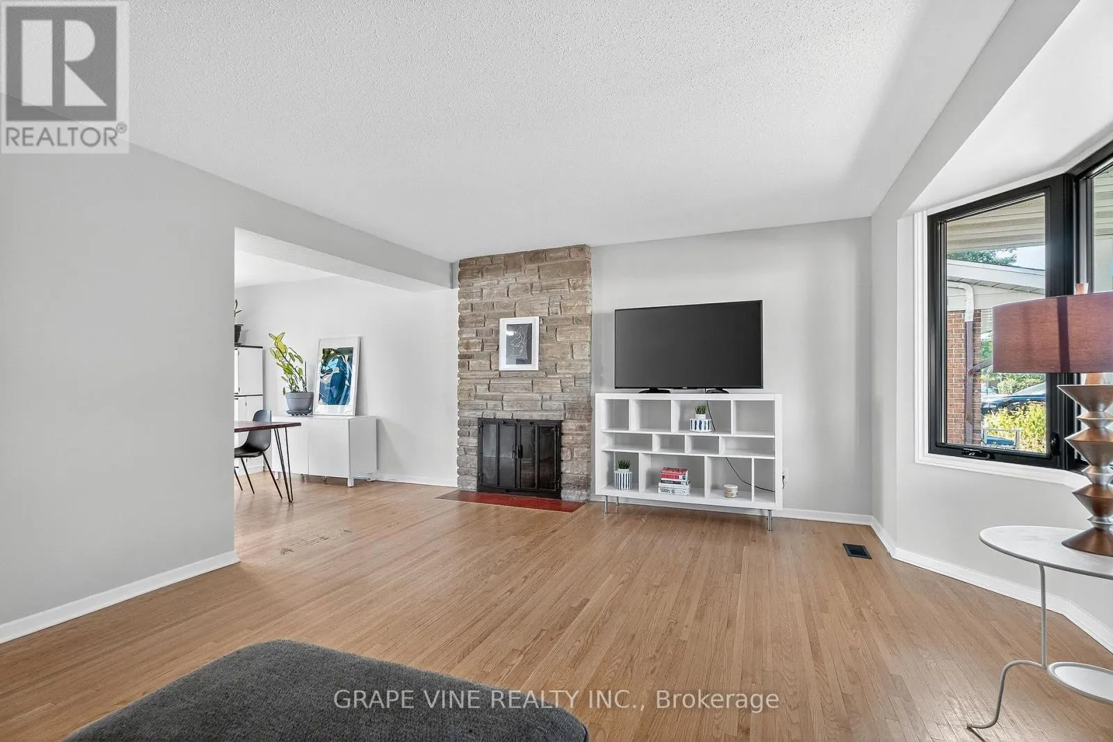 2405 DWIGHT CRESCENT