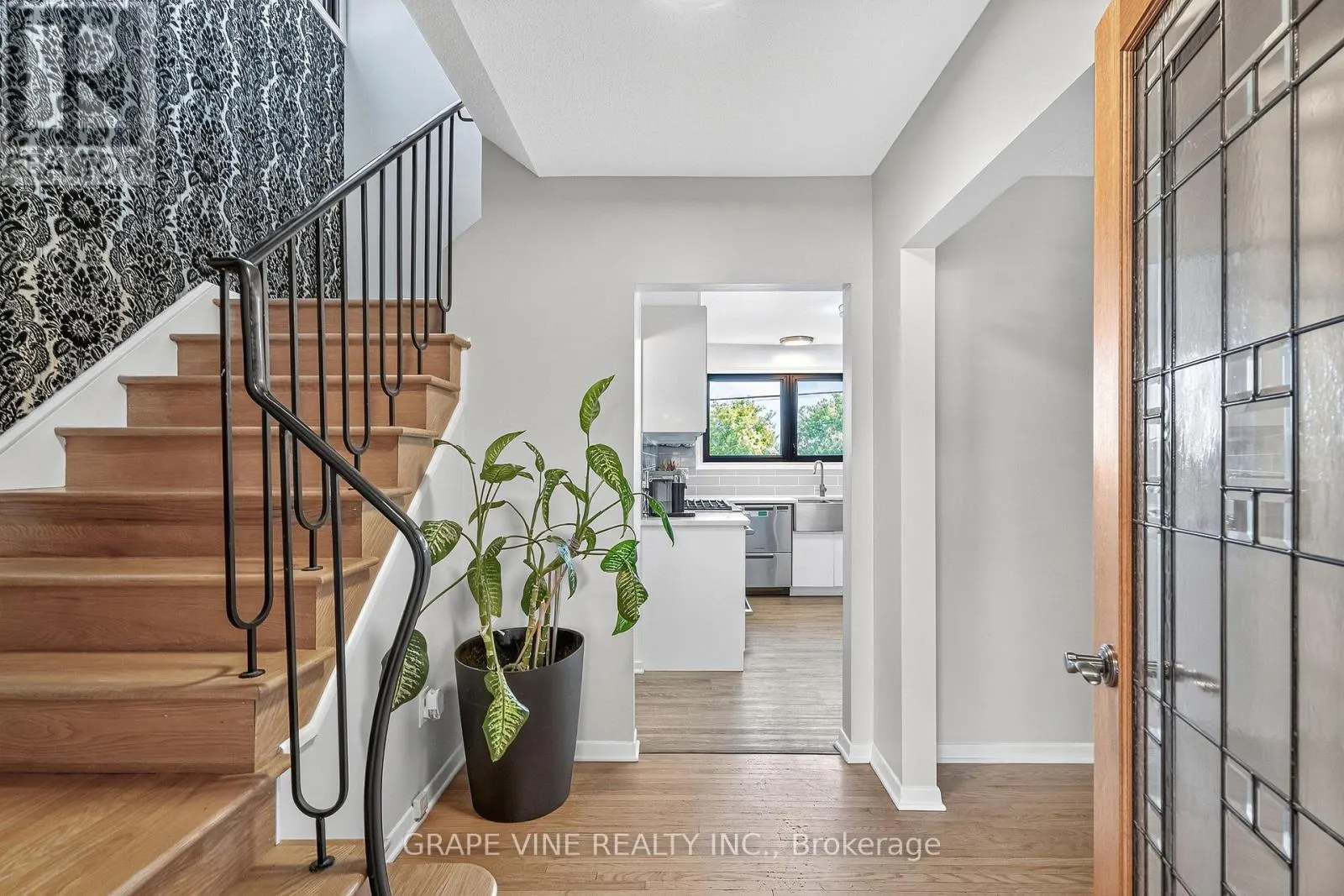 2405 DWIGHT CRESCENT