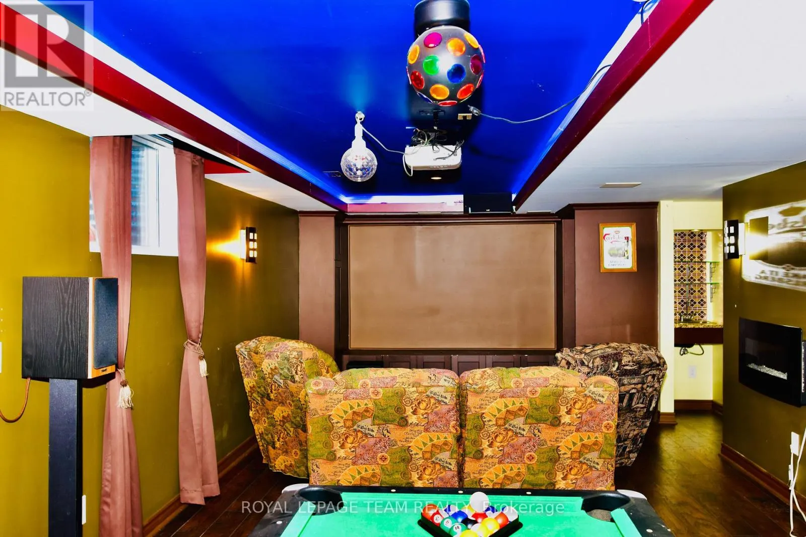 18 OAKHAM RIDGE