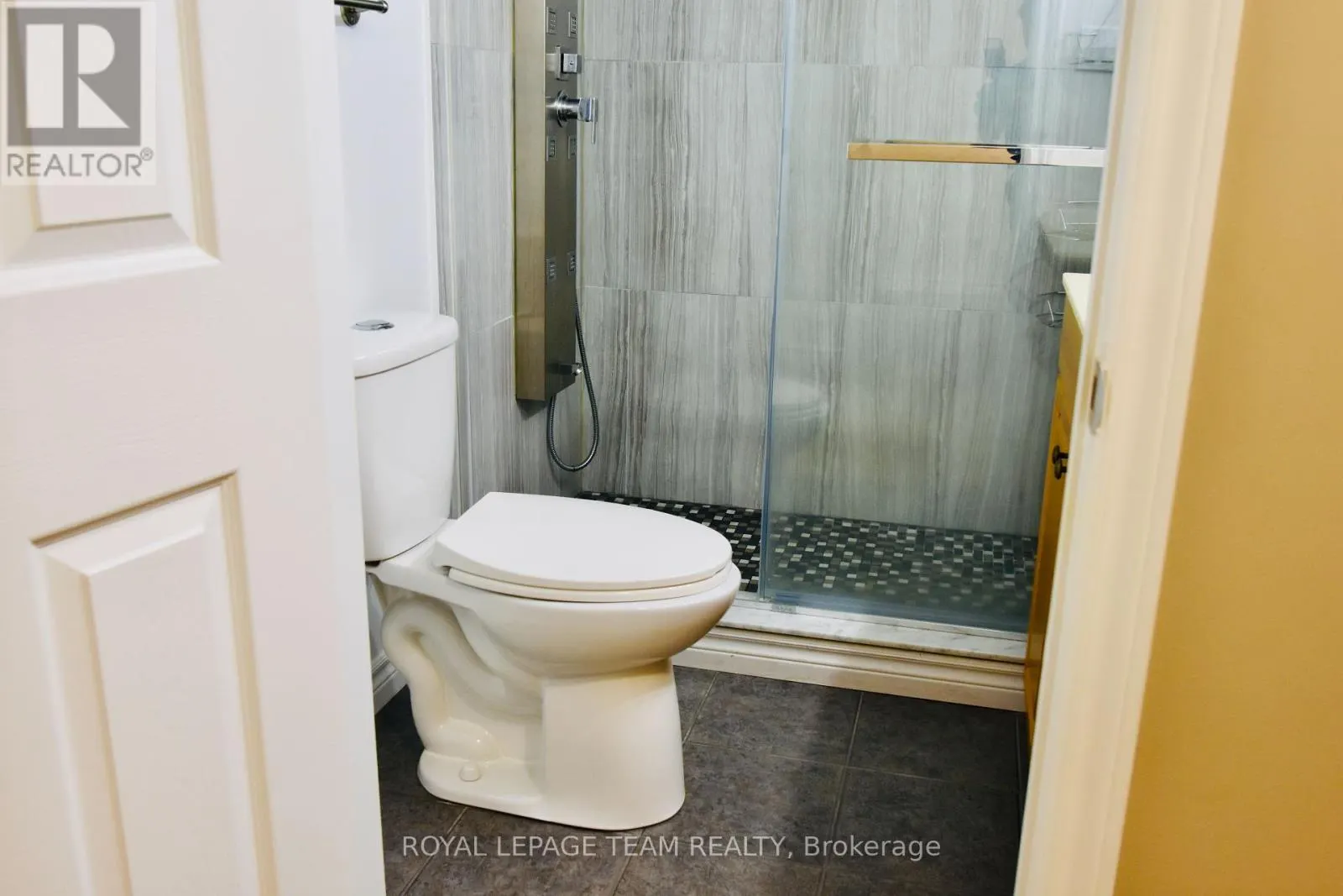 18 OAKHAM RIDGE