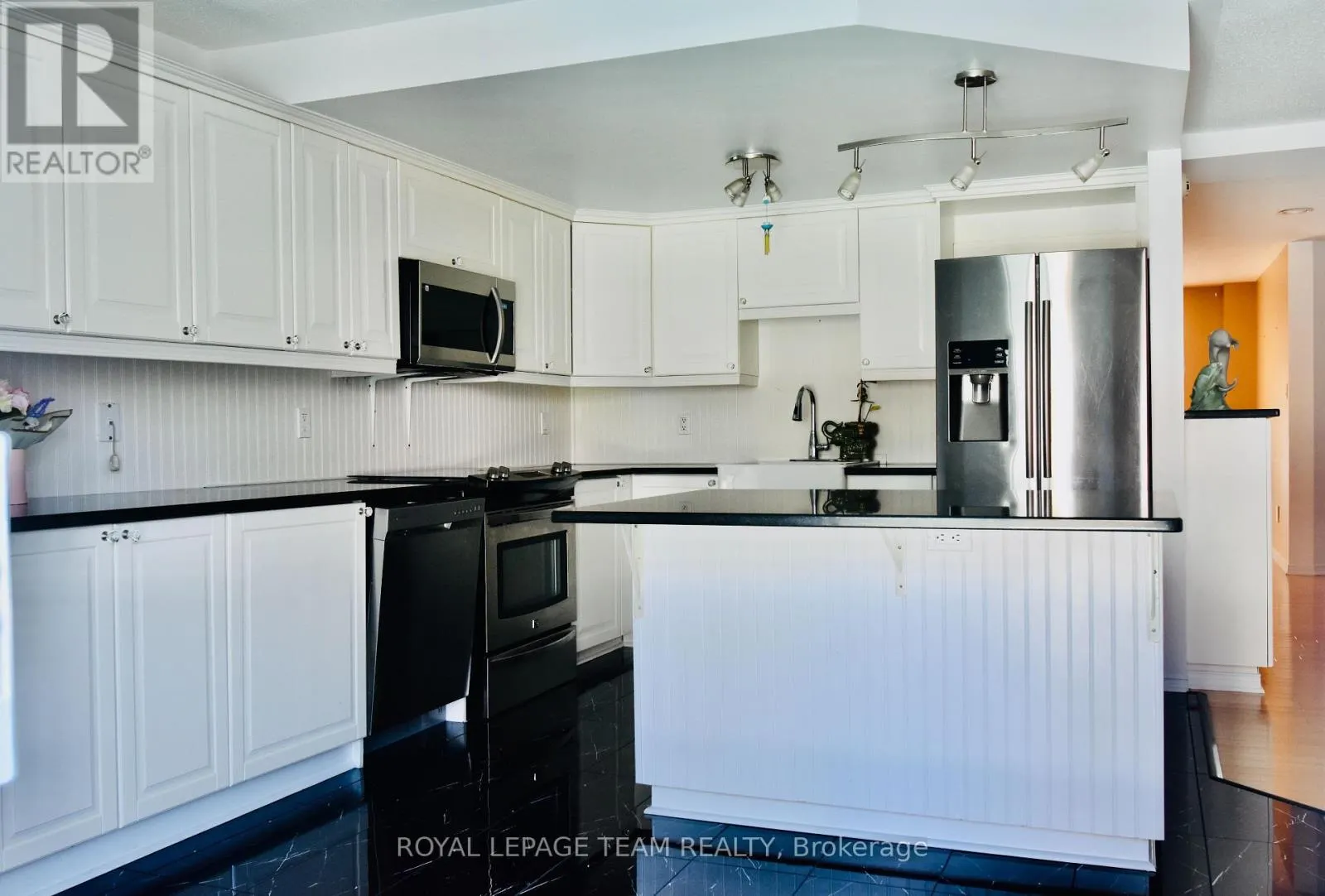 18 OAKHAM RIDGE