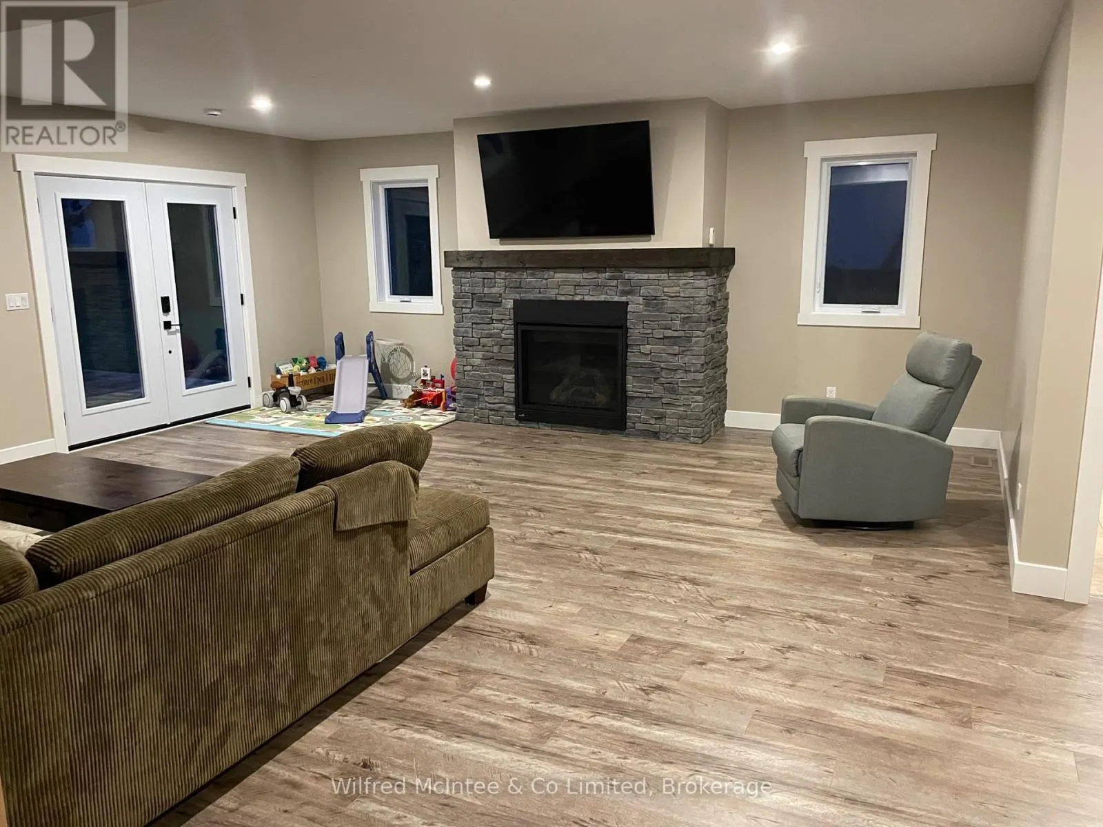 49 ABSALOM STREET W