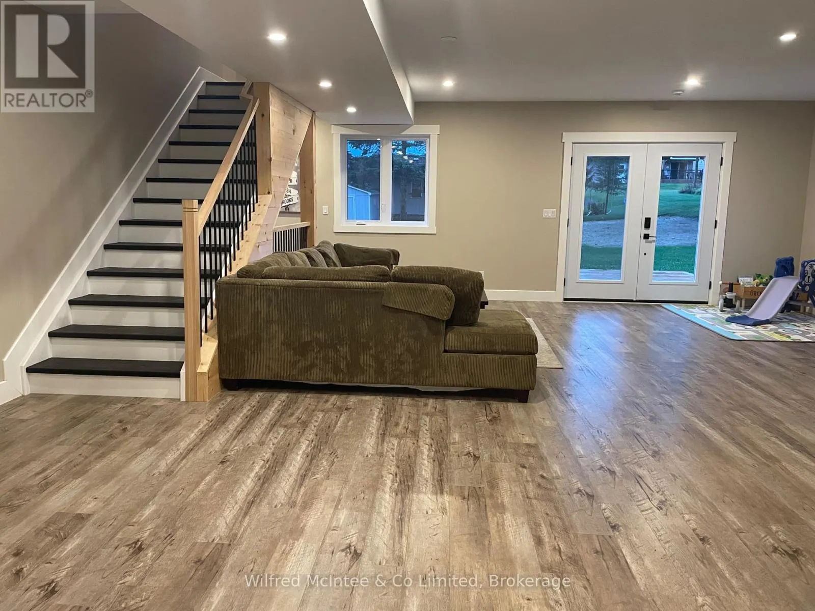 49 ABSALOM STREET W