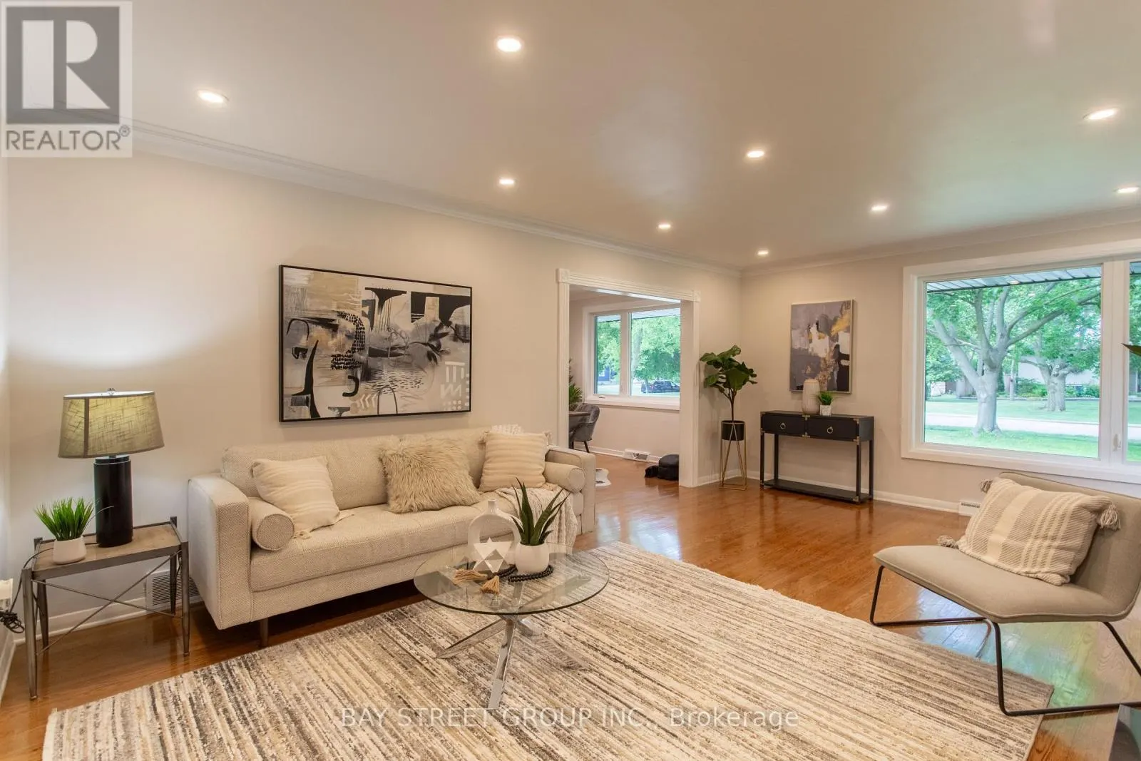 2 PARKLANE CRESCENT S