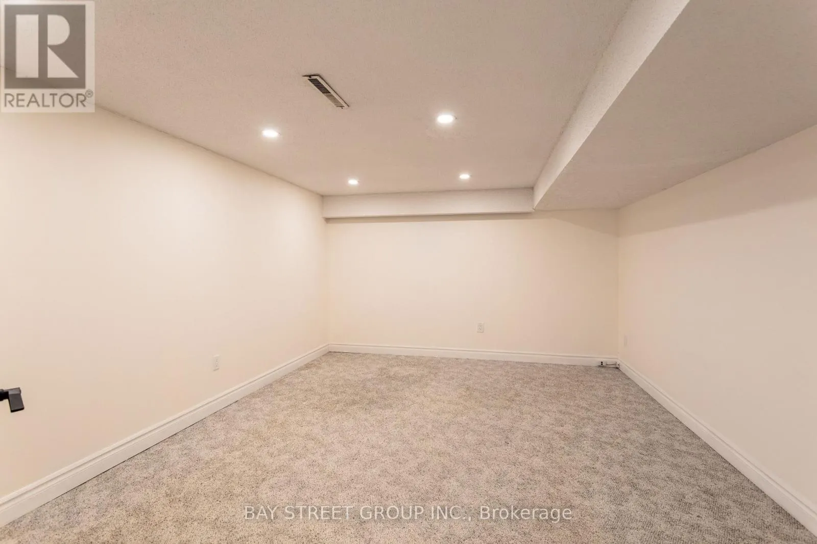 2 PARKLANE CRESCENT S