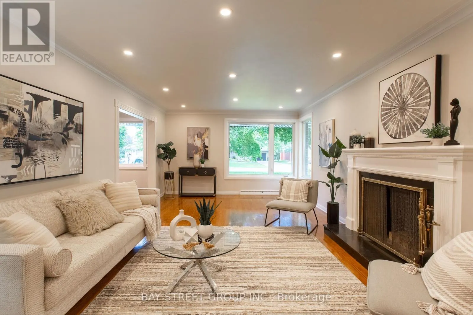 2 PARKLANE CRESCENT S