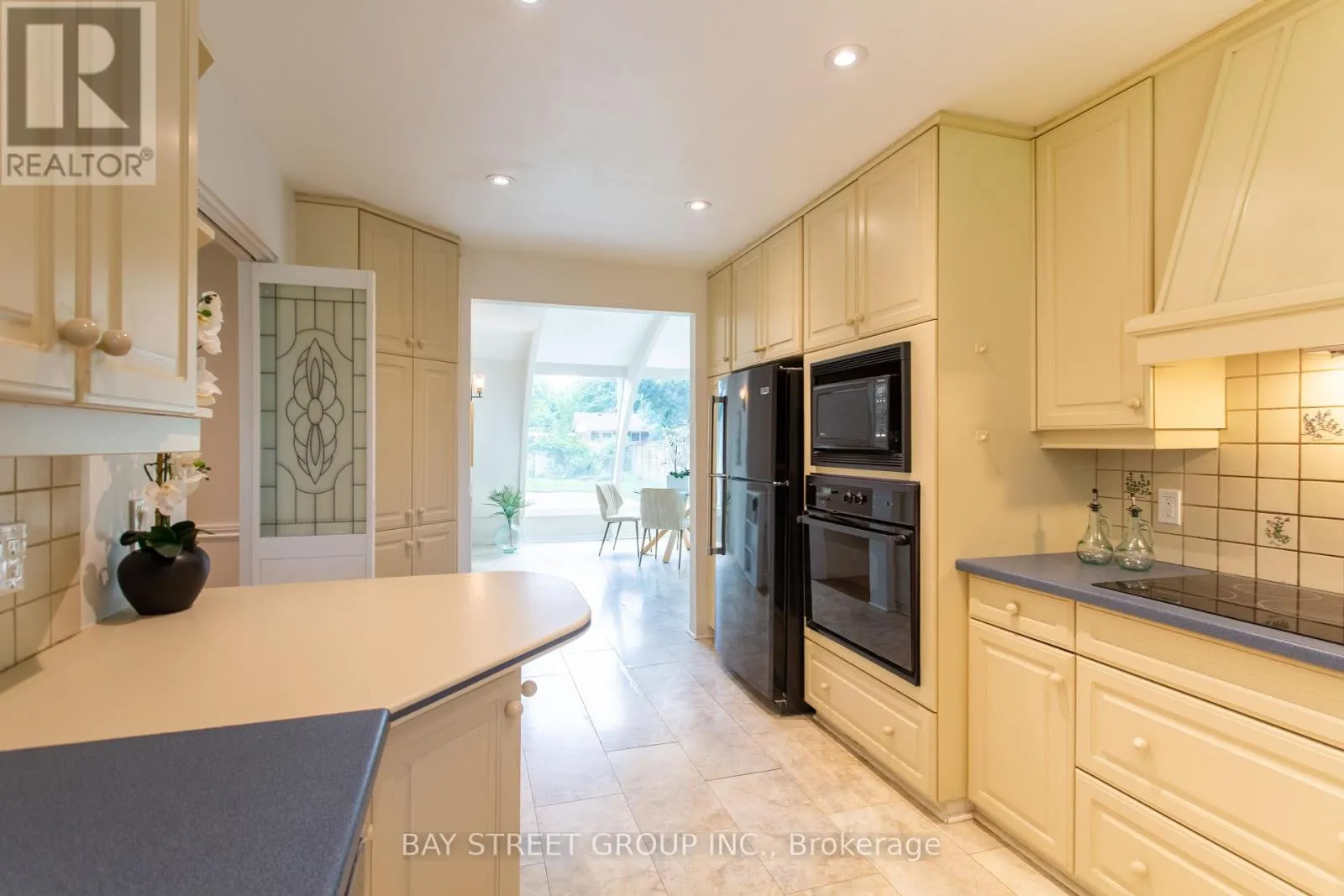 2 PARKLANE CRESCENT S
