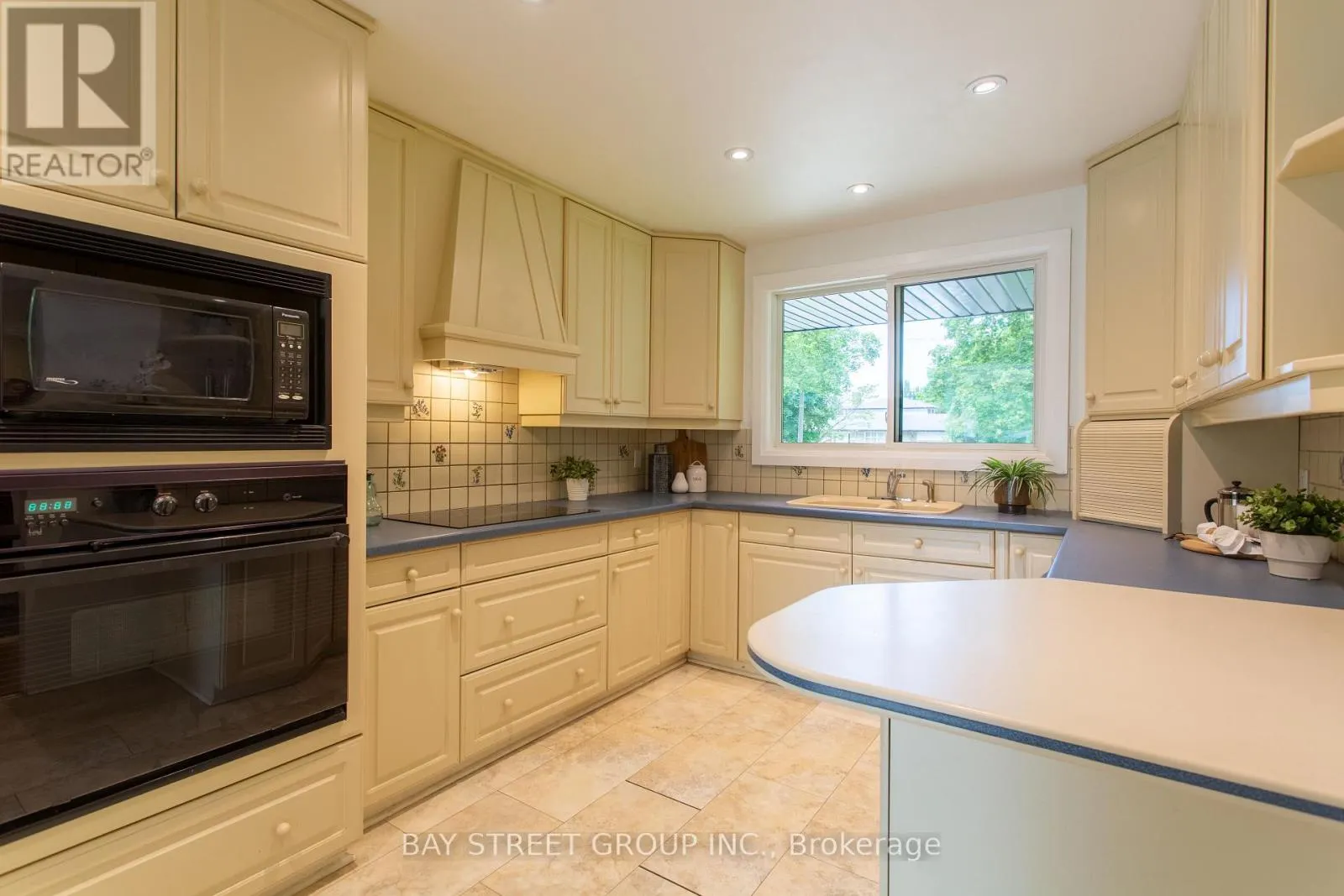 2 PARKLANE CRESCENT S
