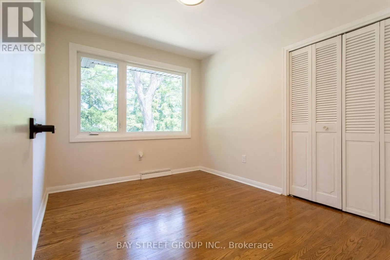 2 PARKLANE CRESCENT S