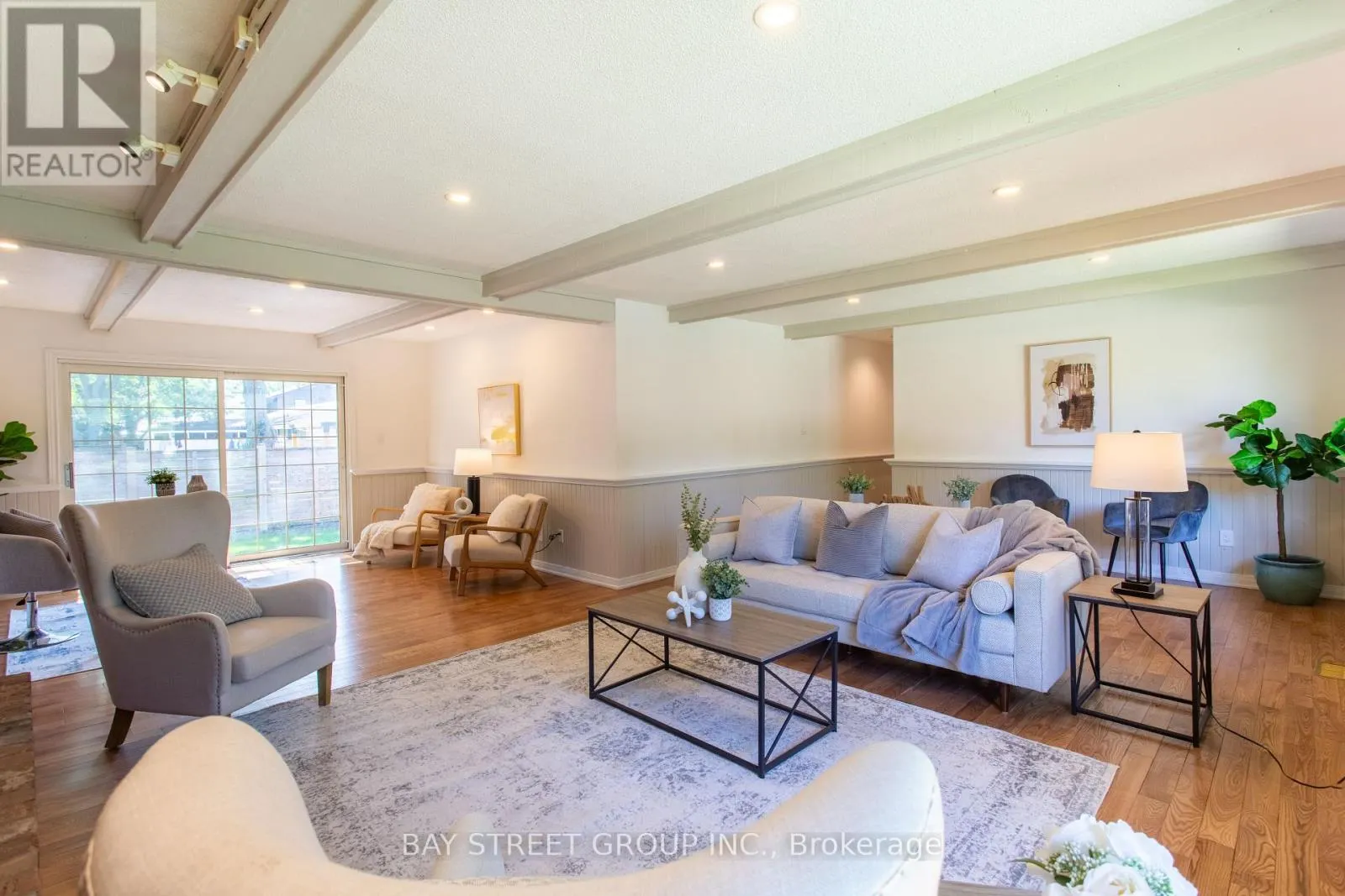 2 PARKLANE CRESCENT S