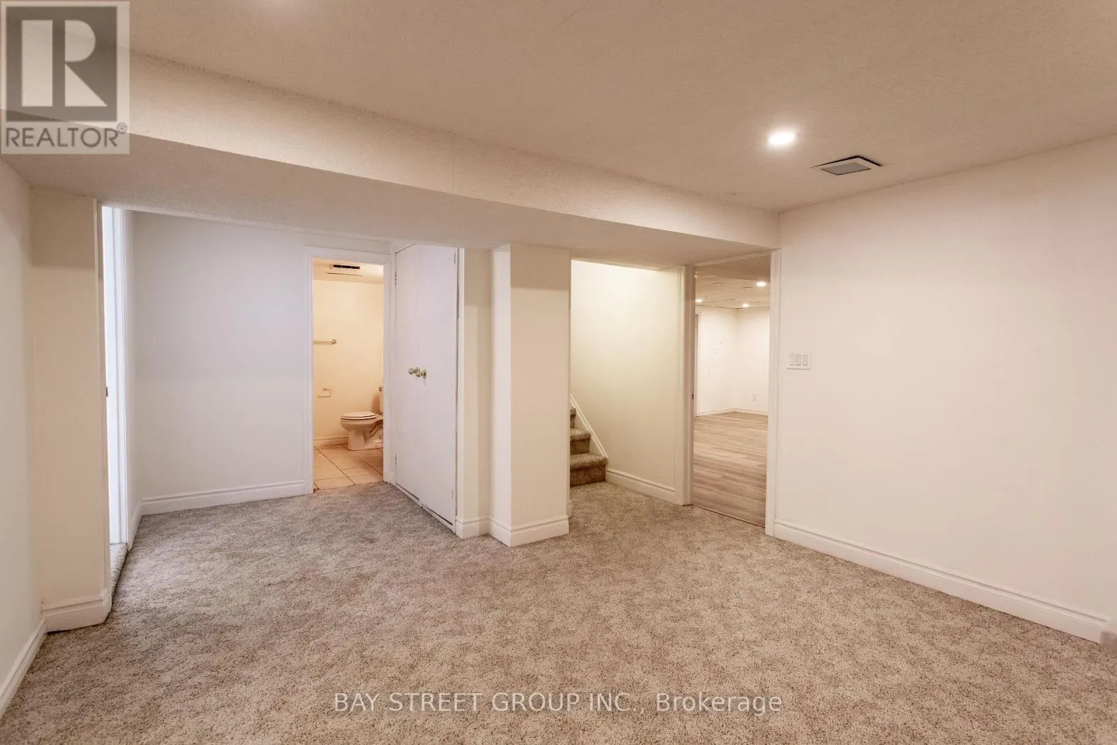 2 PARKLANE CRESCENT S