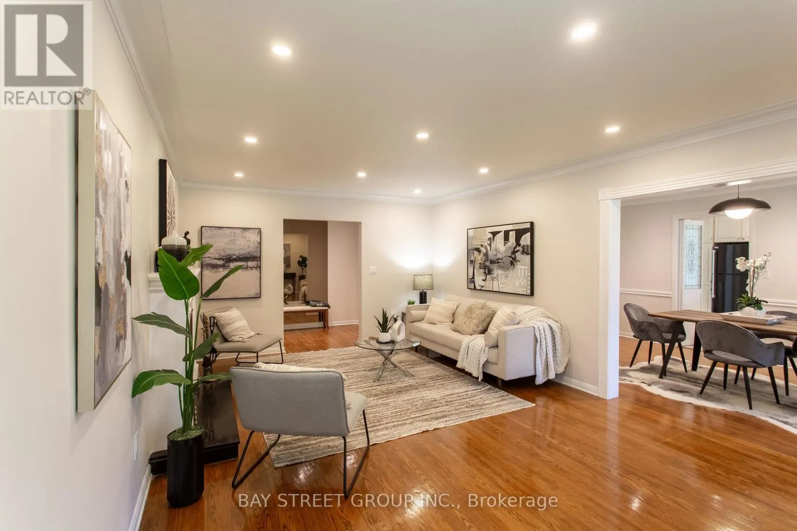 2 PARKLANE CRESCENT S