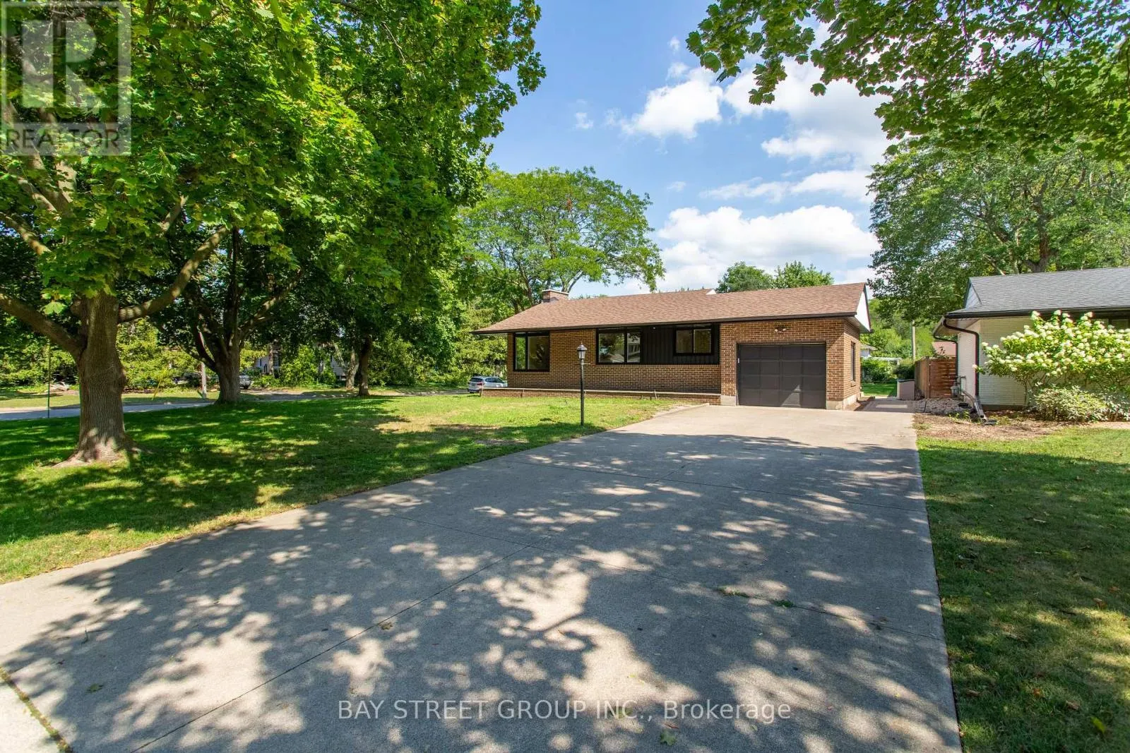2 PARKLANE CRESCENT S