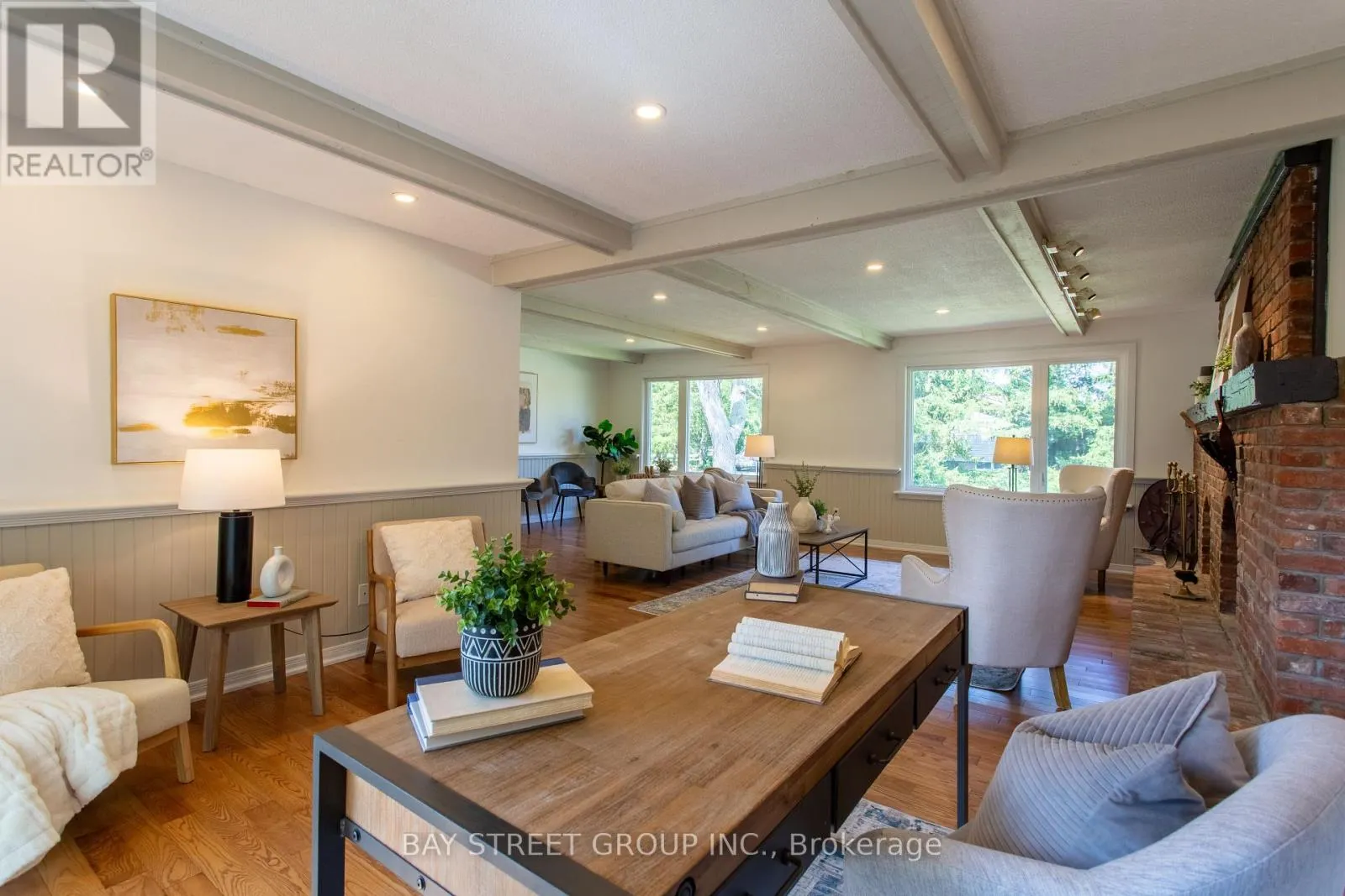 2 PARKLANE CRESCENT S