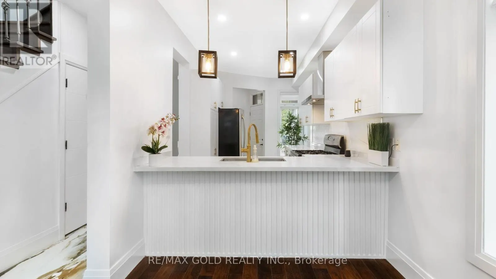 30 SUNNYCROFT COURT