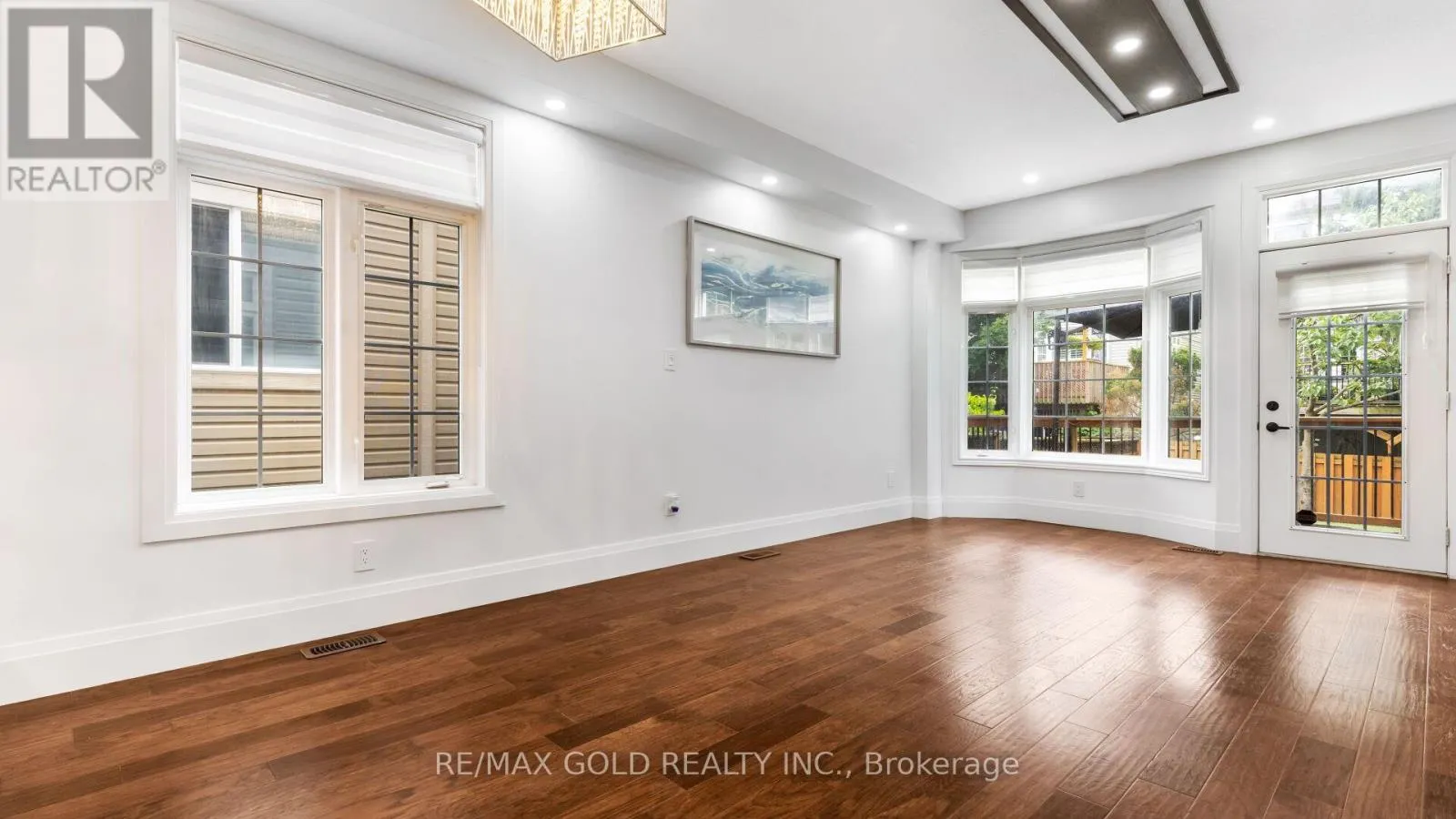 30 SUNNYCROFT COURT