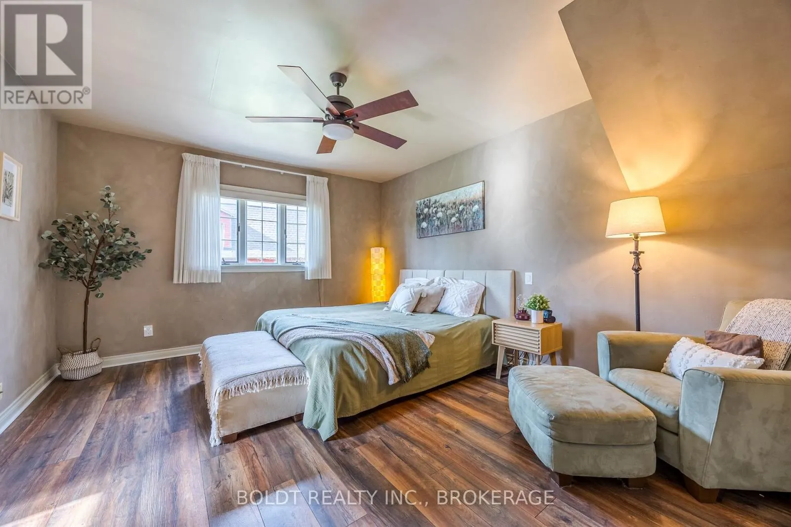 468 LAKESHORE ROAD