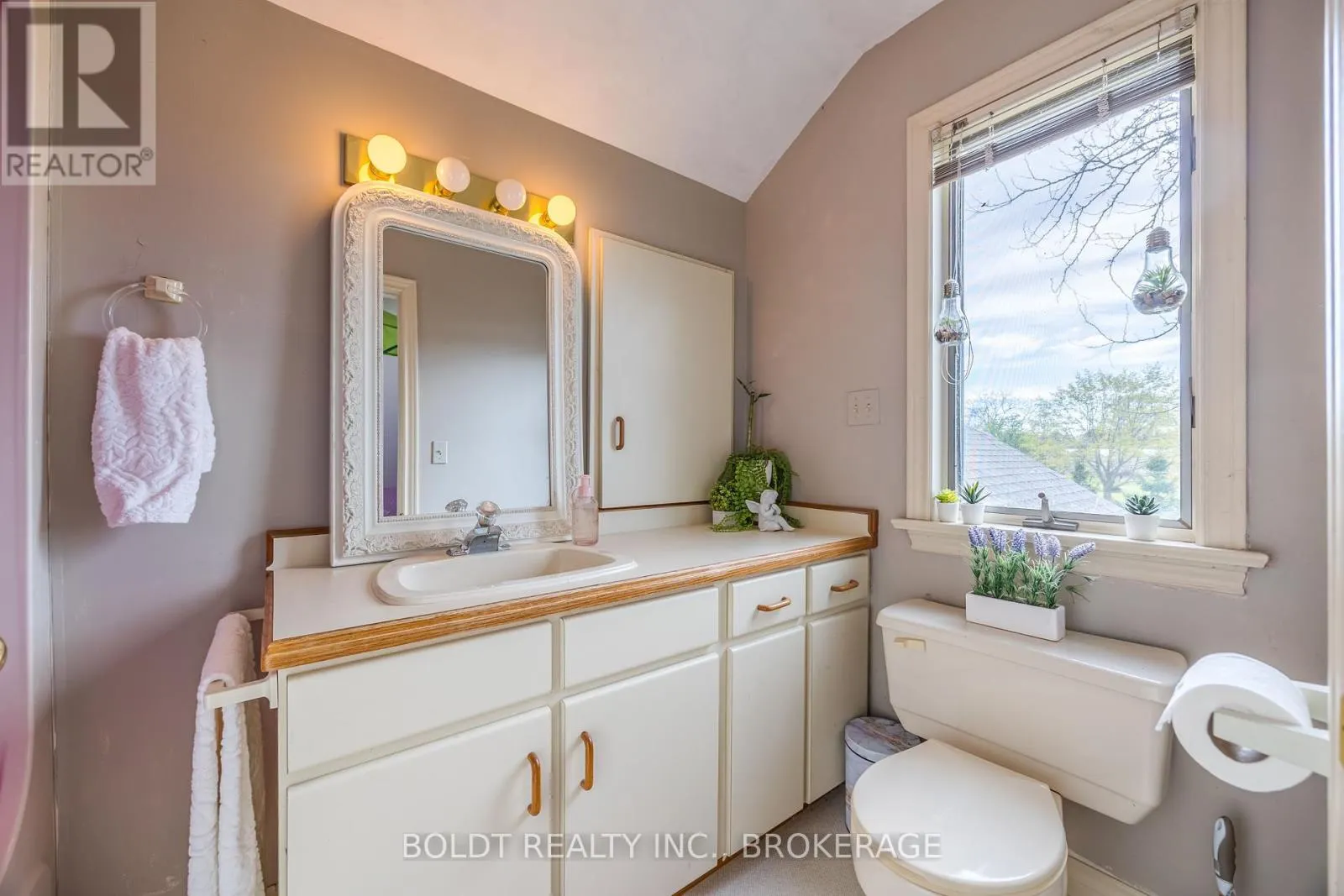 468 LAKESHORE ROAD