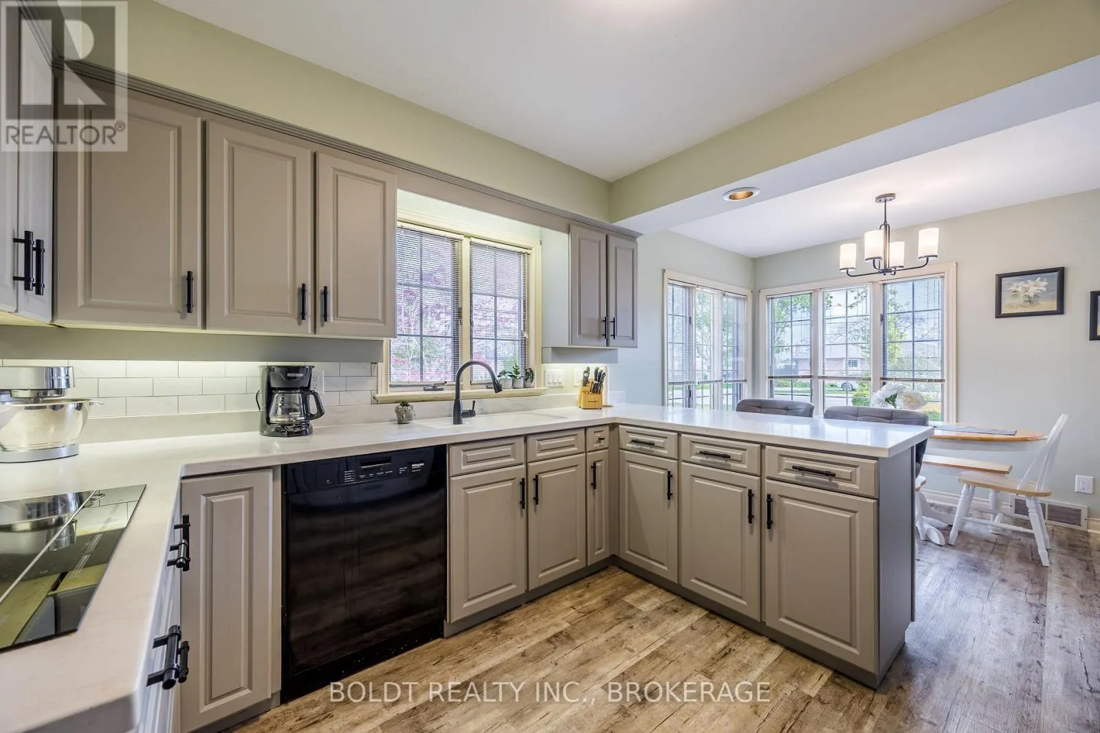 468 LAKESHORE ROAD