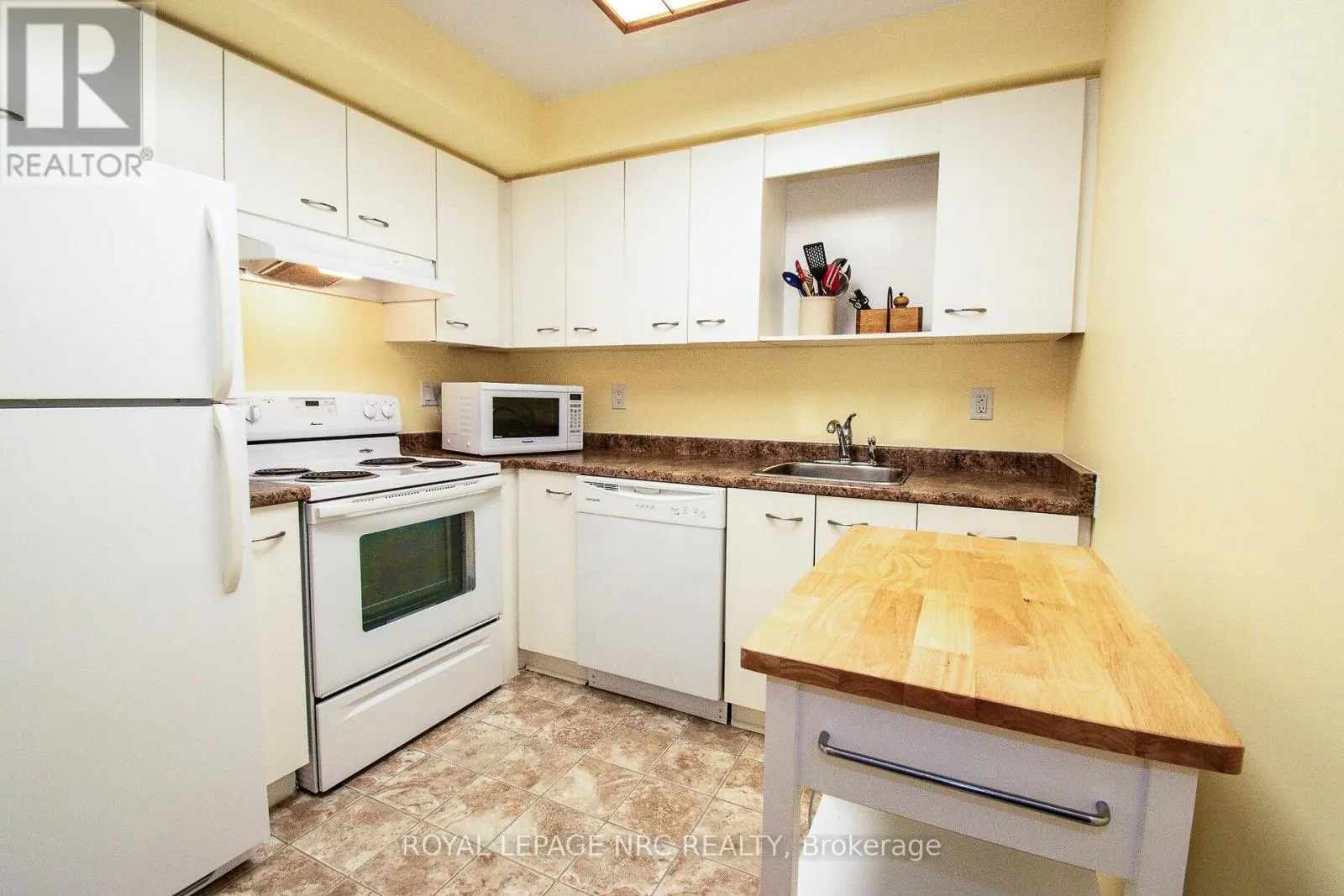 217 - 78 ROEHAMPTON AVENUE, #217