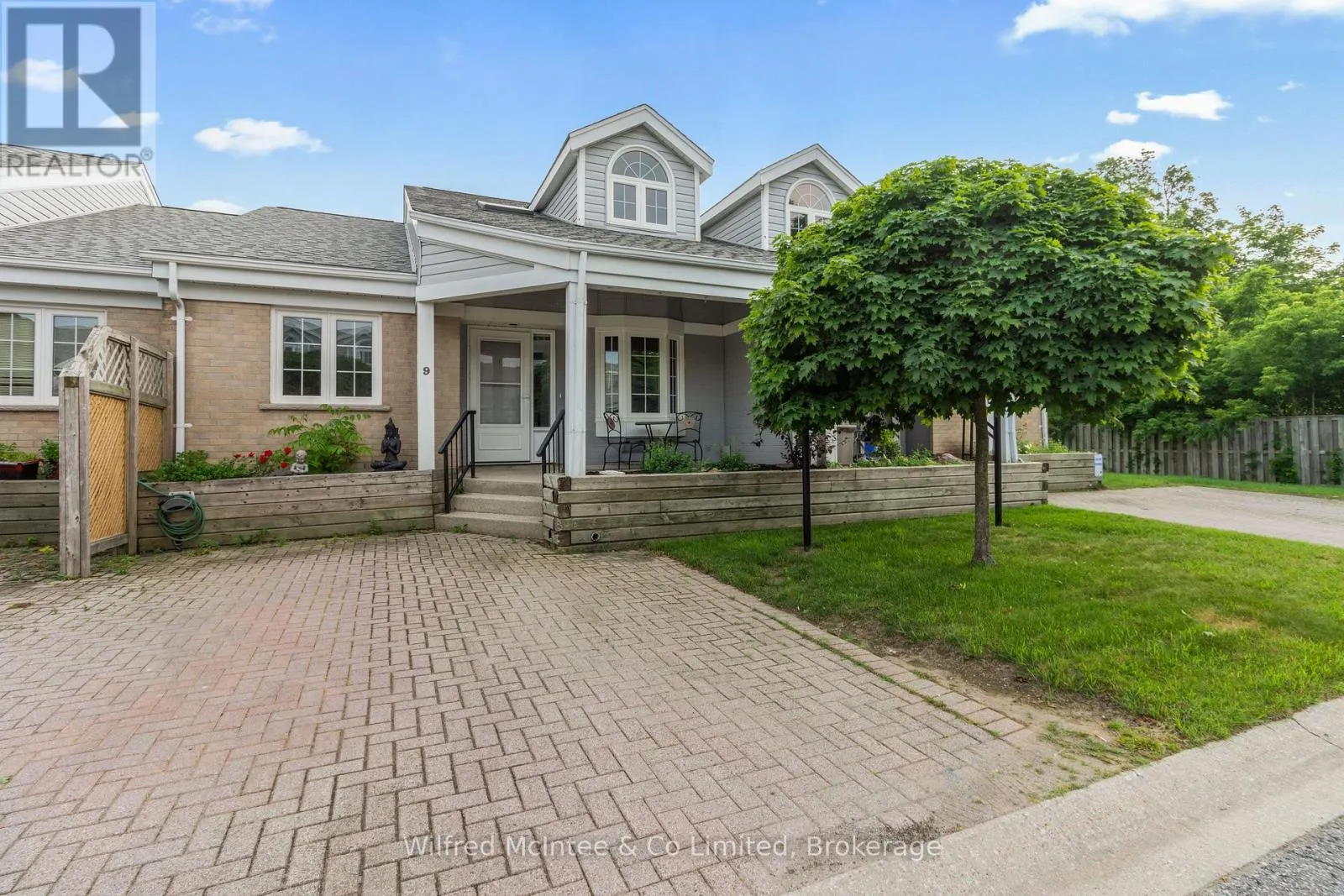 9 - 834 ARLINGTON STREET, #9