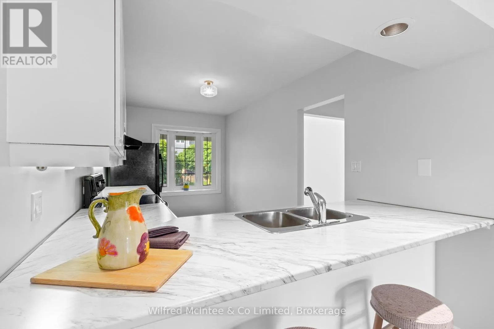 9 - 834 ARLINGTON STREET, #9