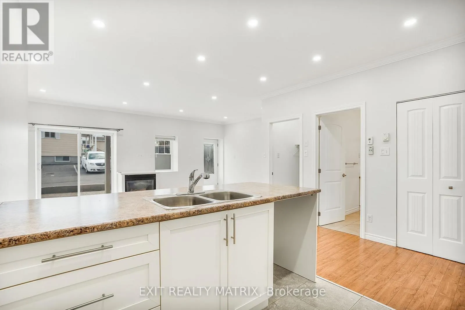 8 - 926 LANSDOWNE STREET