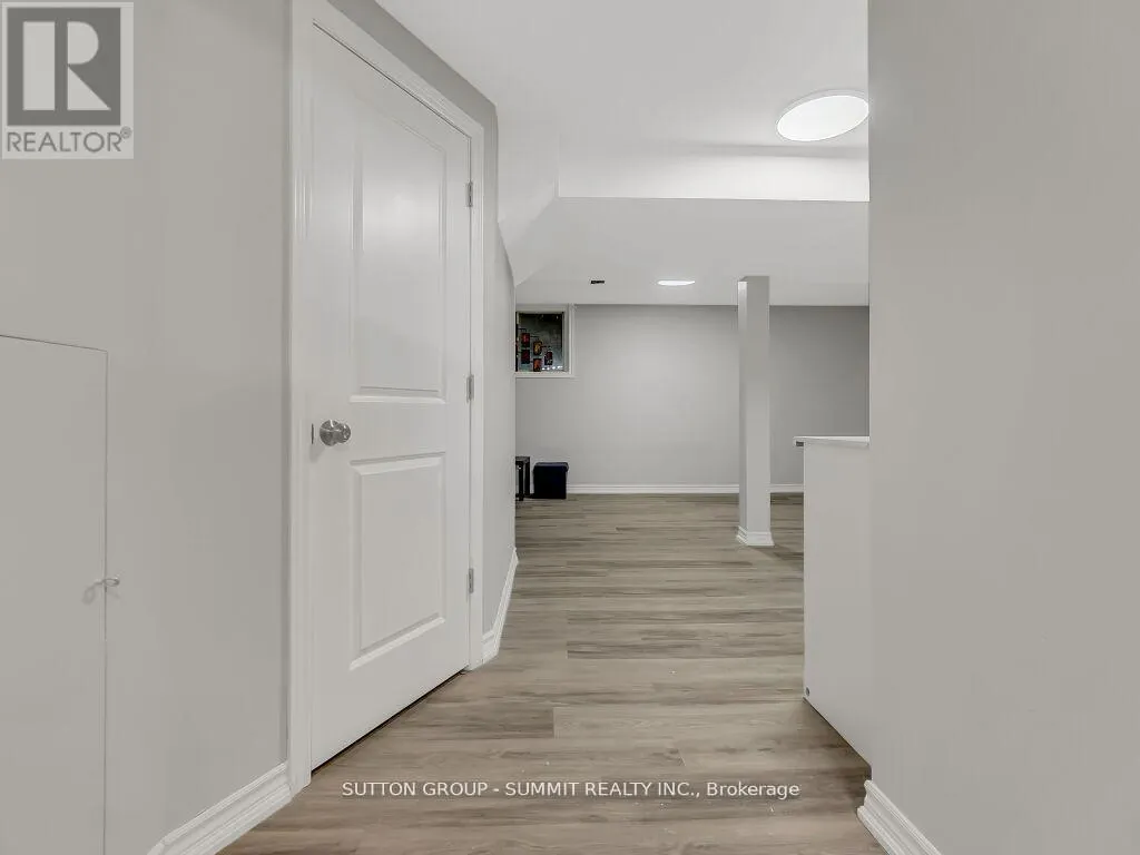 2 GRANDRIDGE CRESCENT