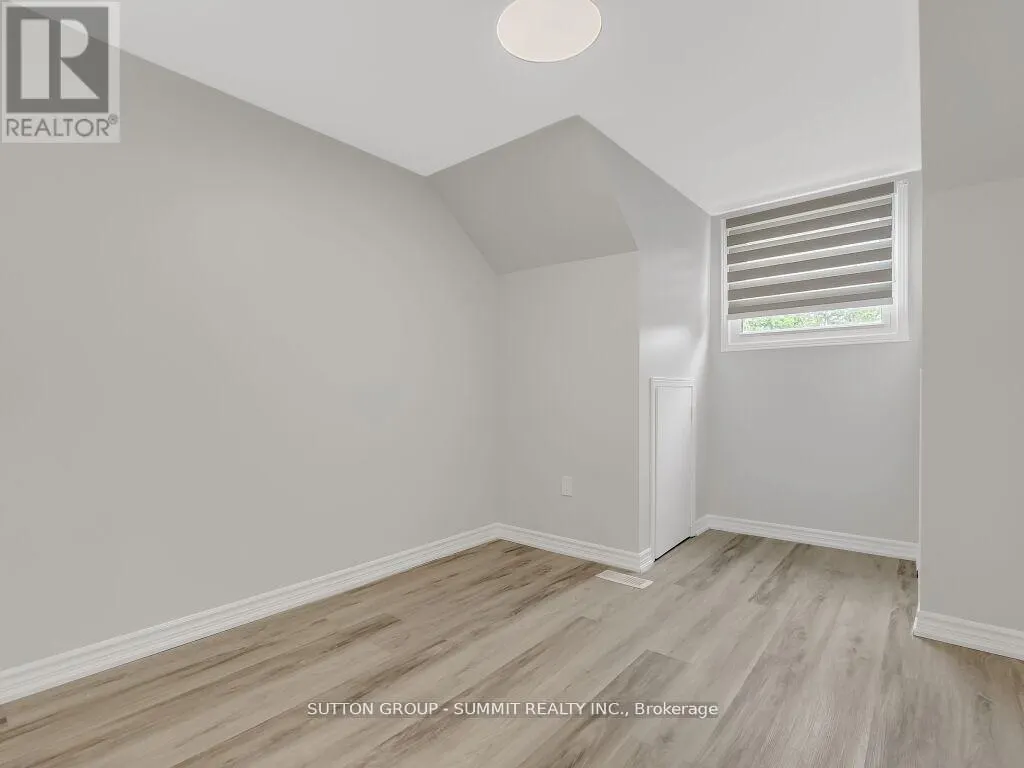 2 GRANDRIDGE CRESCENT