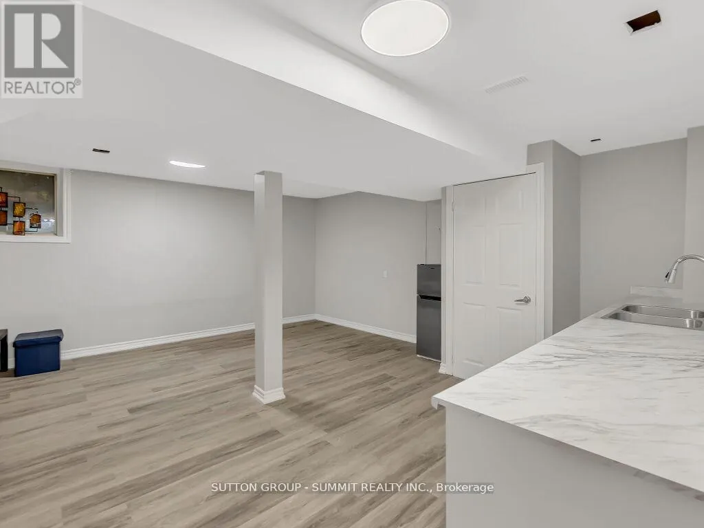 2 GRANDRIDGE CRESCENT