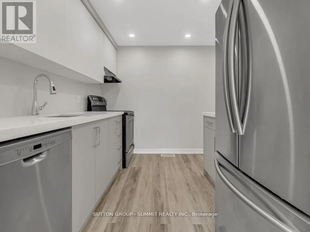 2 GRANDRIDGE CRESCENT