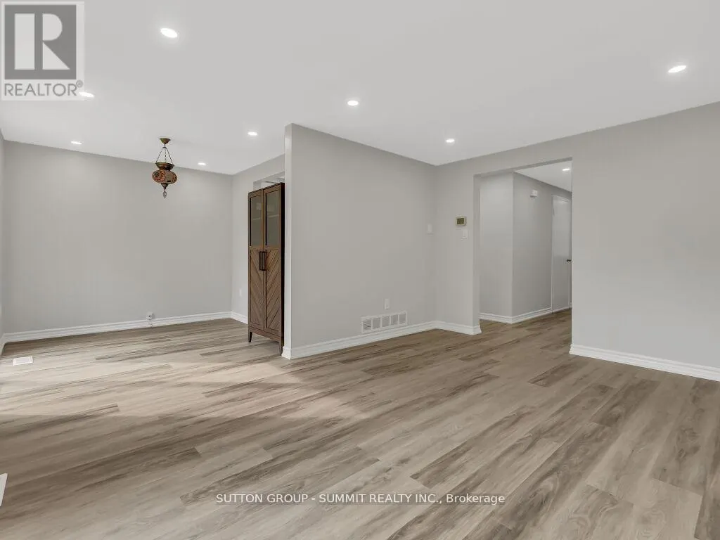 2 GRANDRIDGE CRESCENT