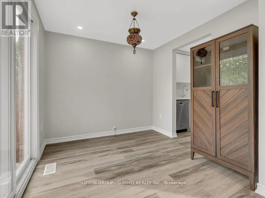 2 GRANDRIDGE CRESCENT