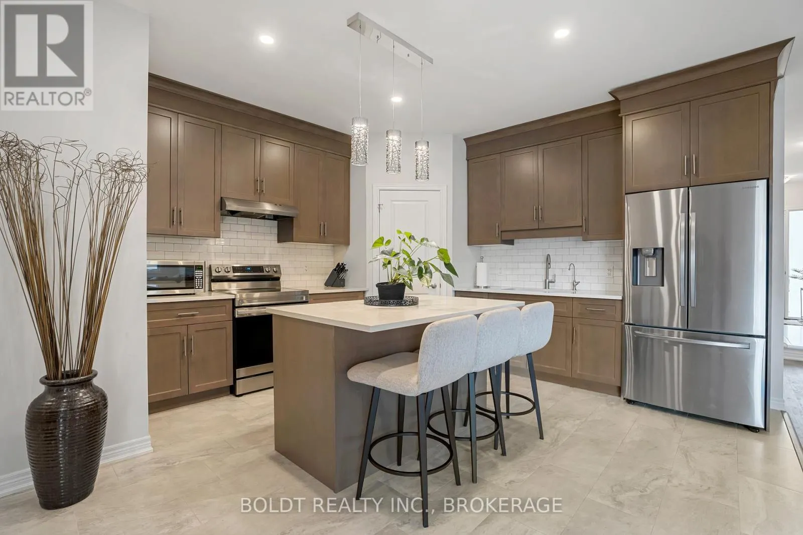80 SUMMERSIDES BOULEVARD