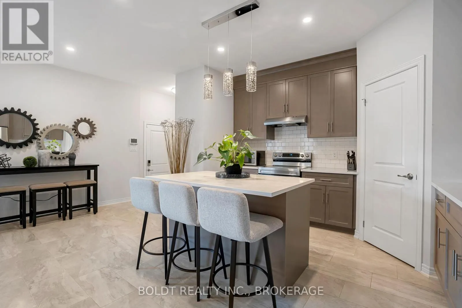 80 SUMMERSIDES BOULEVARD