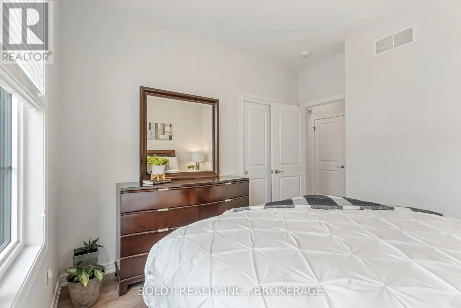 80 SUMMERSIDES BOULEVARD