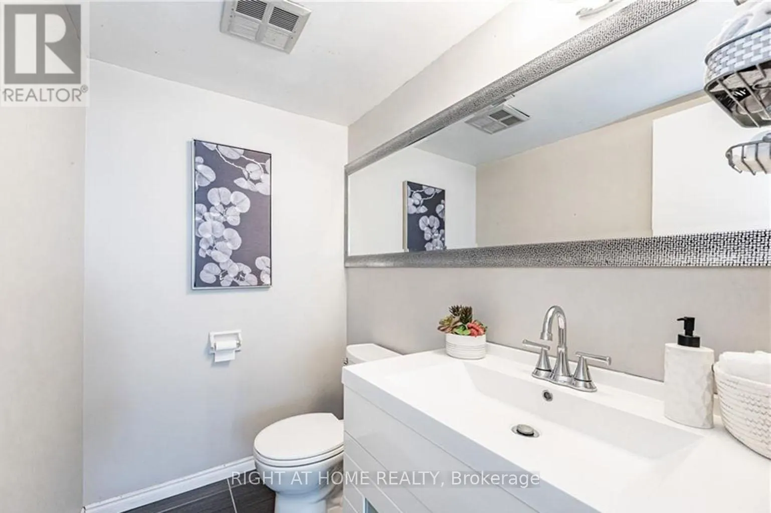 903 - 375 KING STREET N