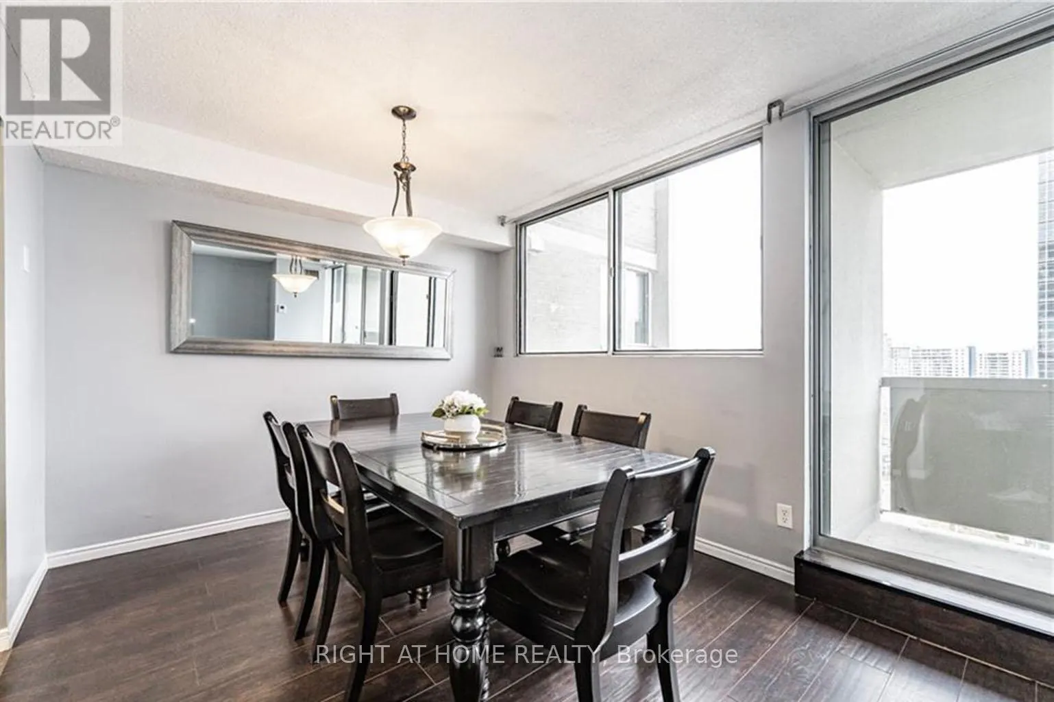 903 - 375 KING STREET N