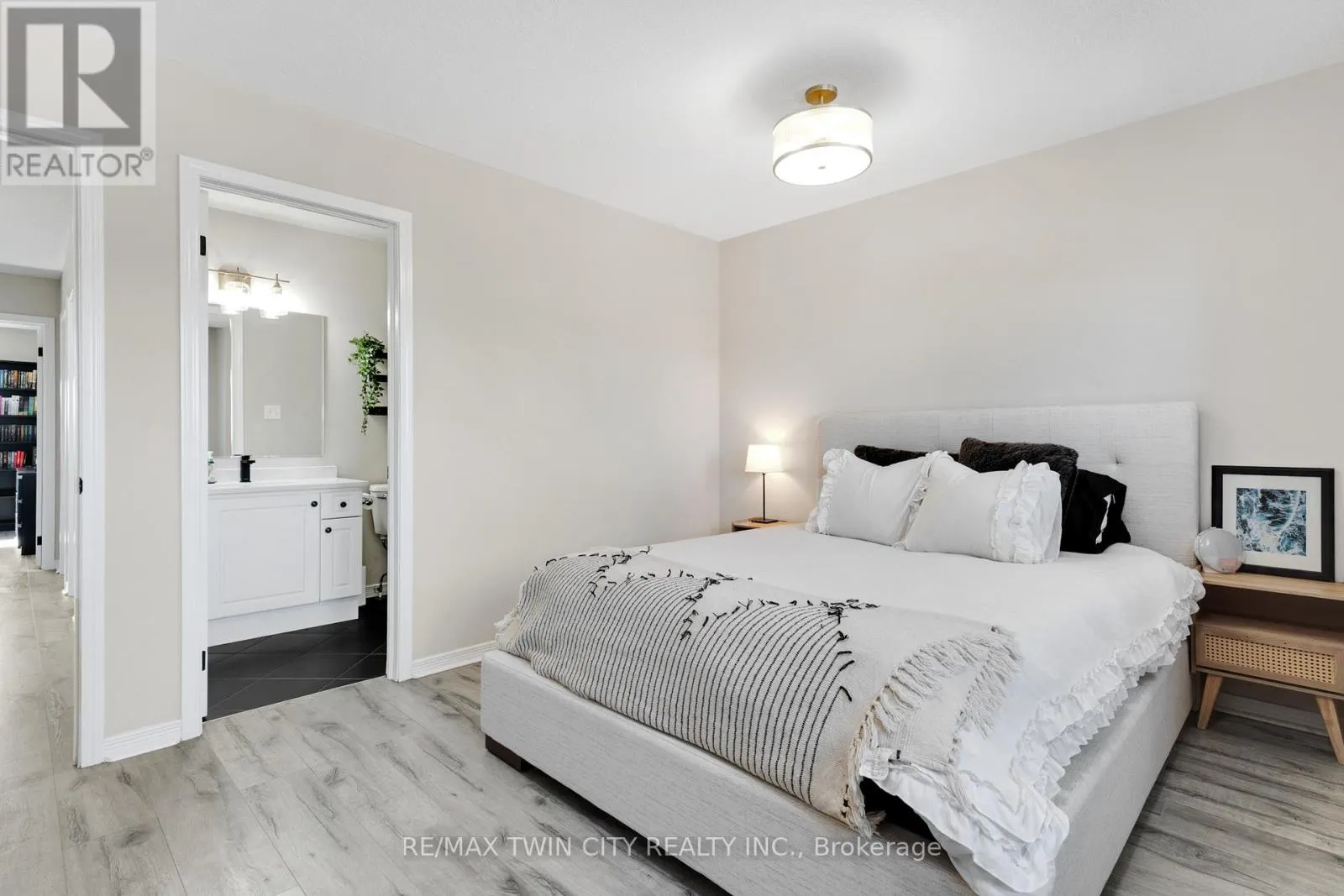 H32 - 6 UPPER MERCER STREET