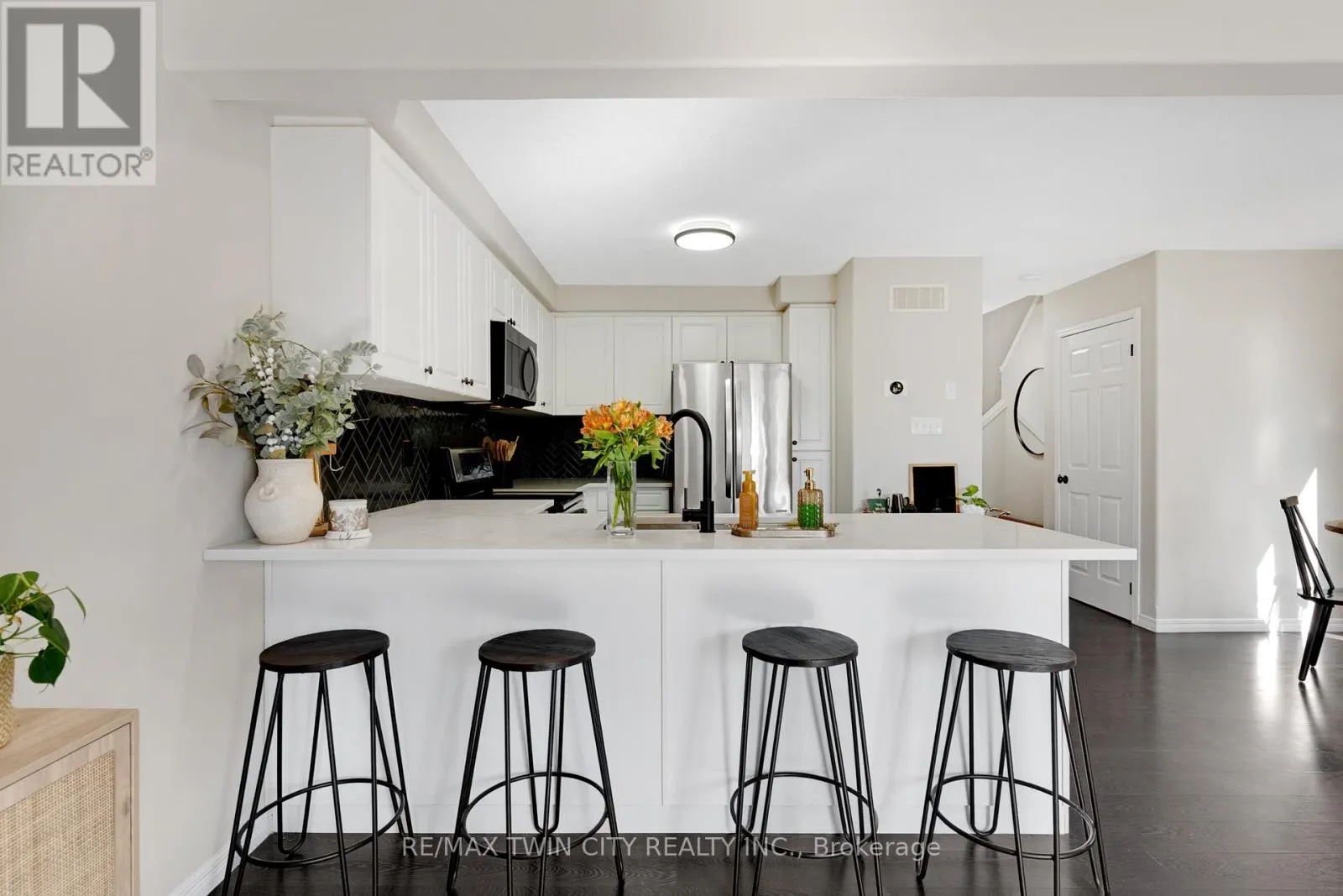 H32 - 6 UPPER MERCER STREET