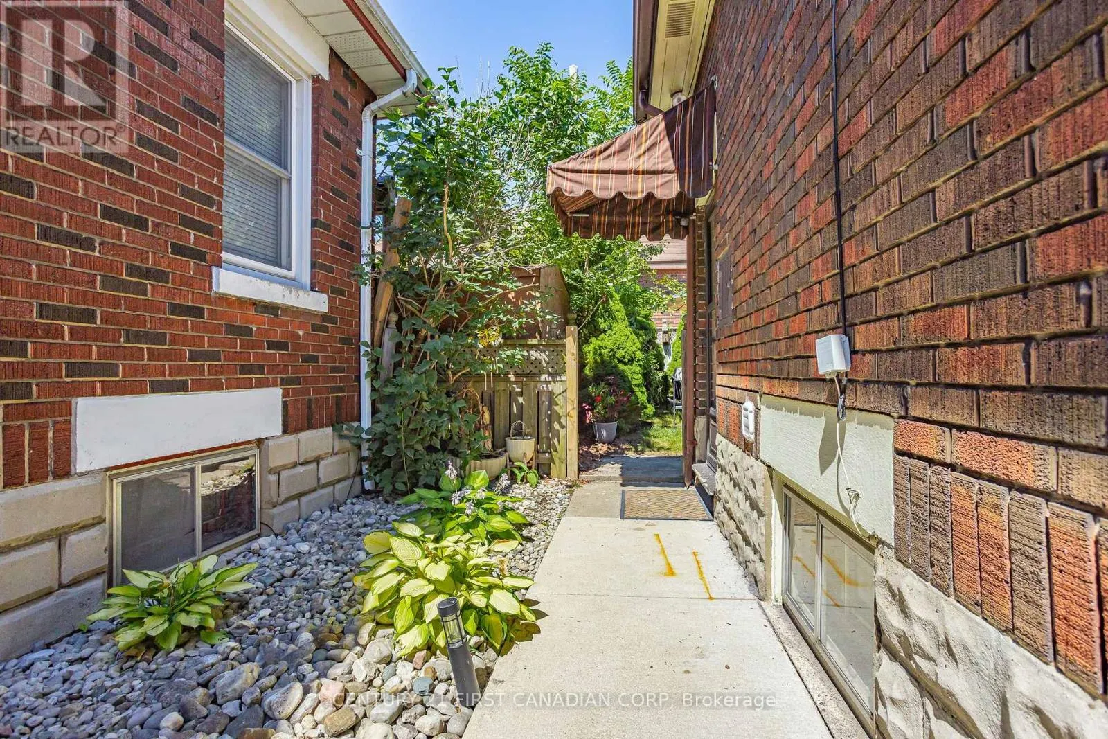 872 LOVETT STREET