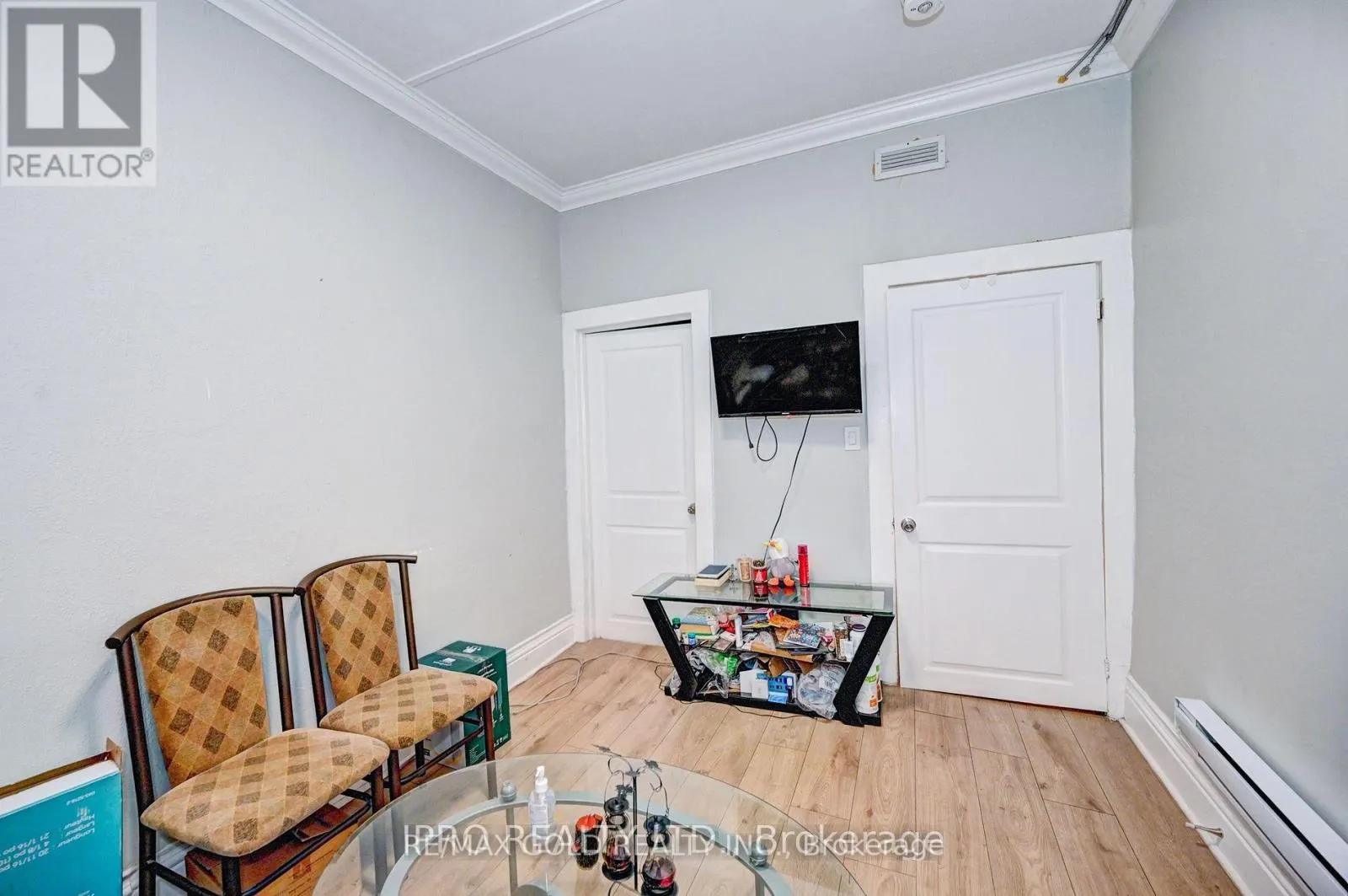15 AINSLIE STREET N