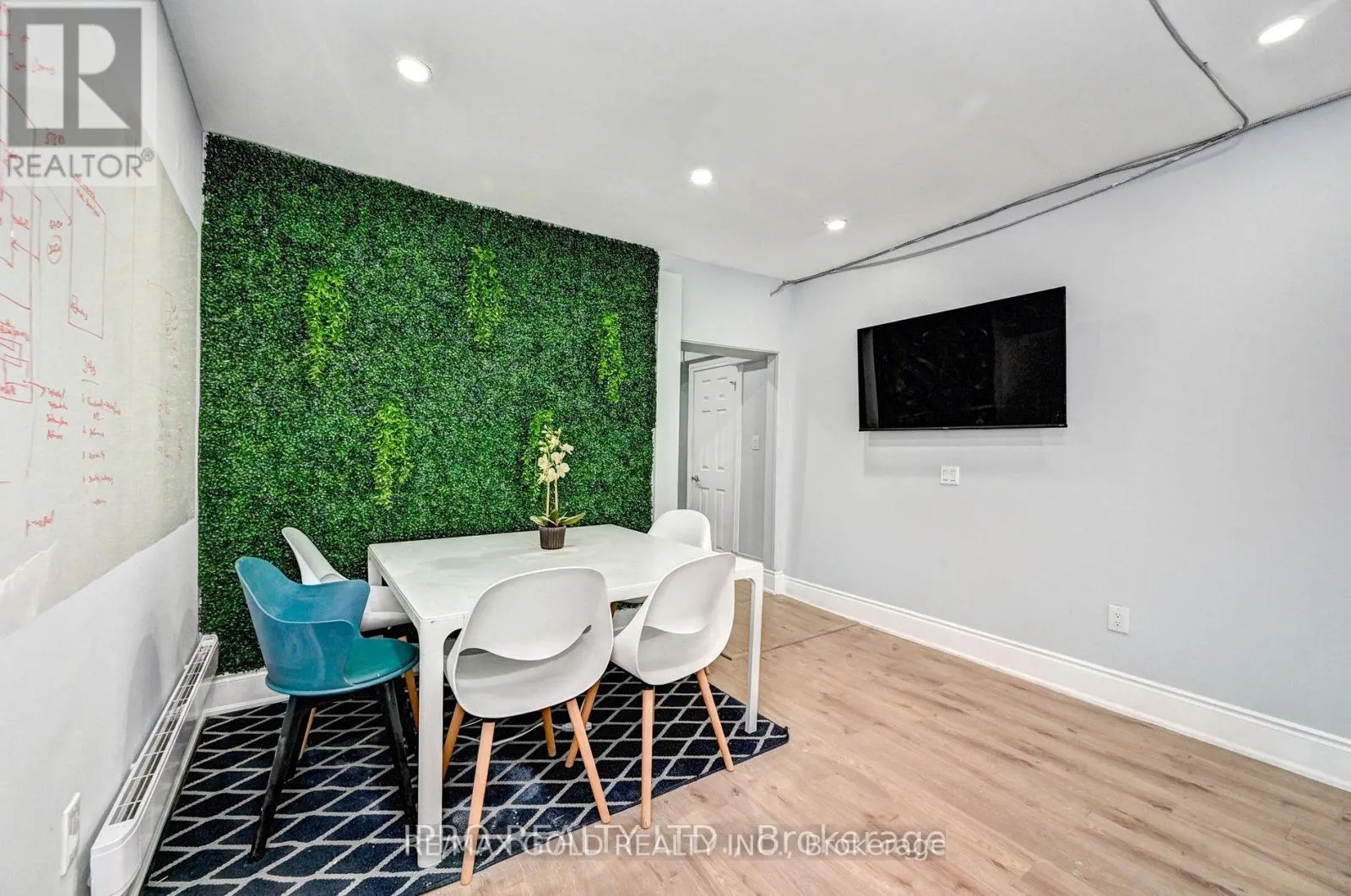 15 AINSLIE STREET N