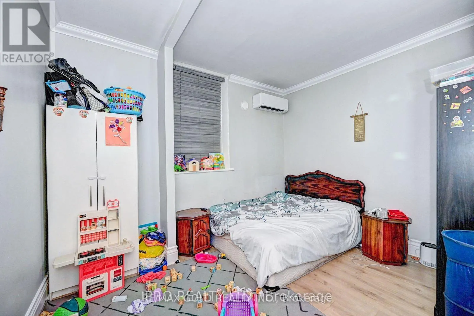 15 AINSLIE STREET N