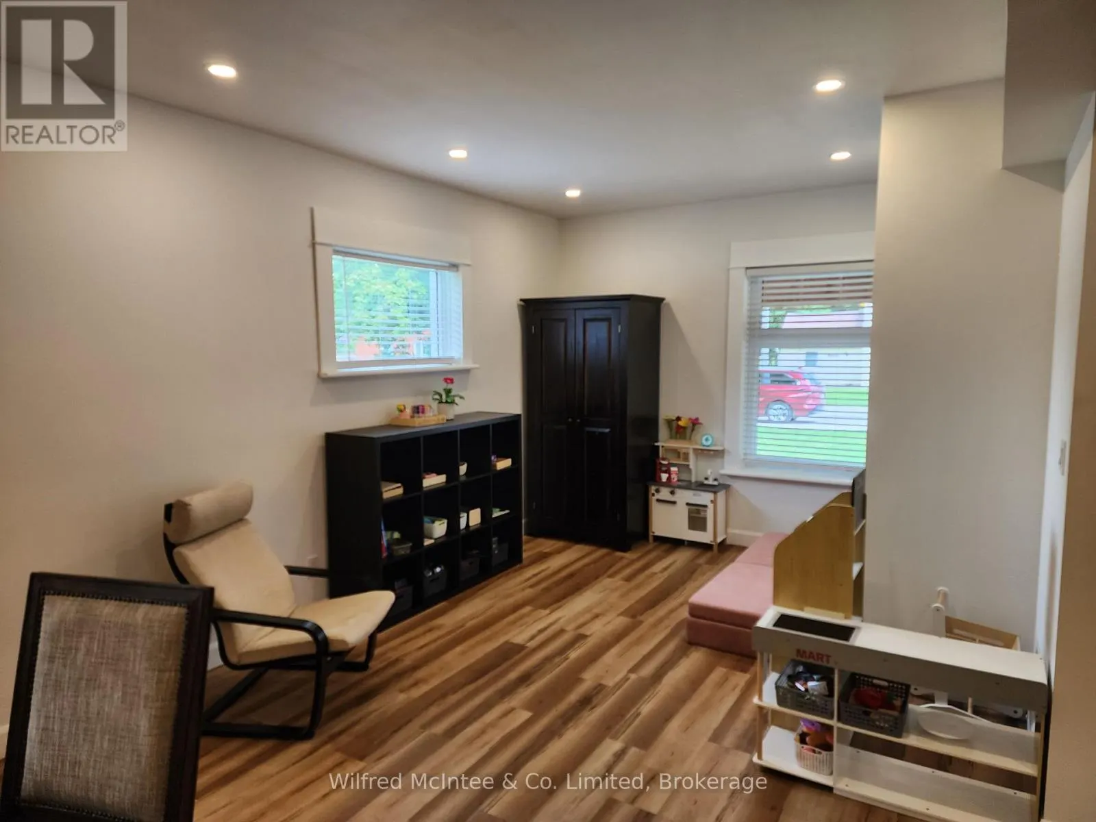 27 WILLIAM STREET N